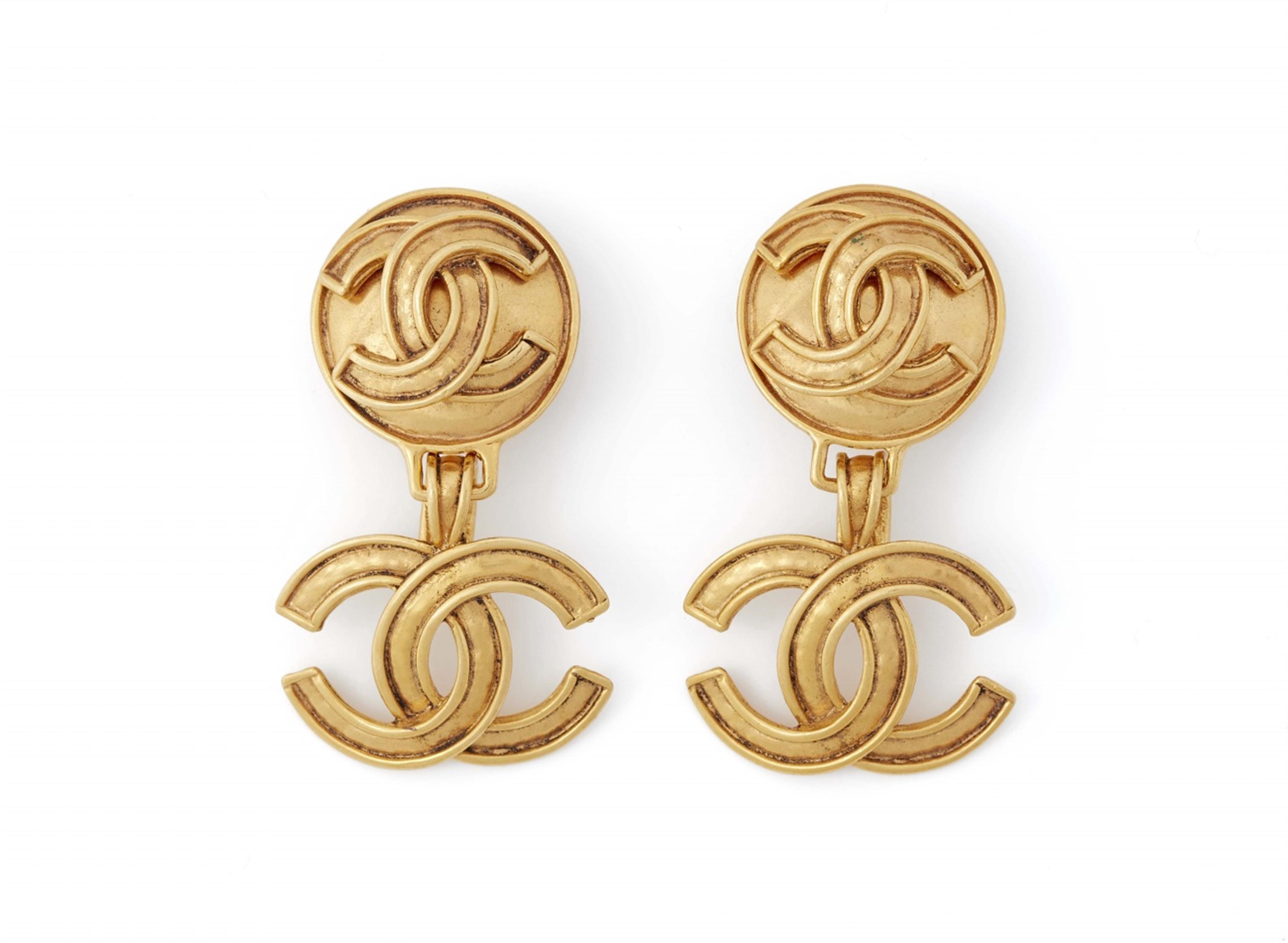 Paar Logo-Ohrclips von Chanel, Herbst 1994 - image-1
