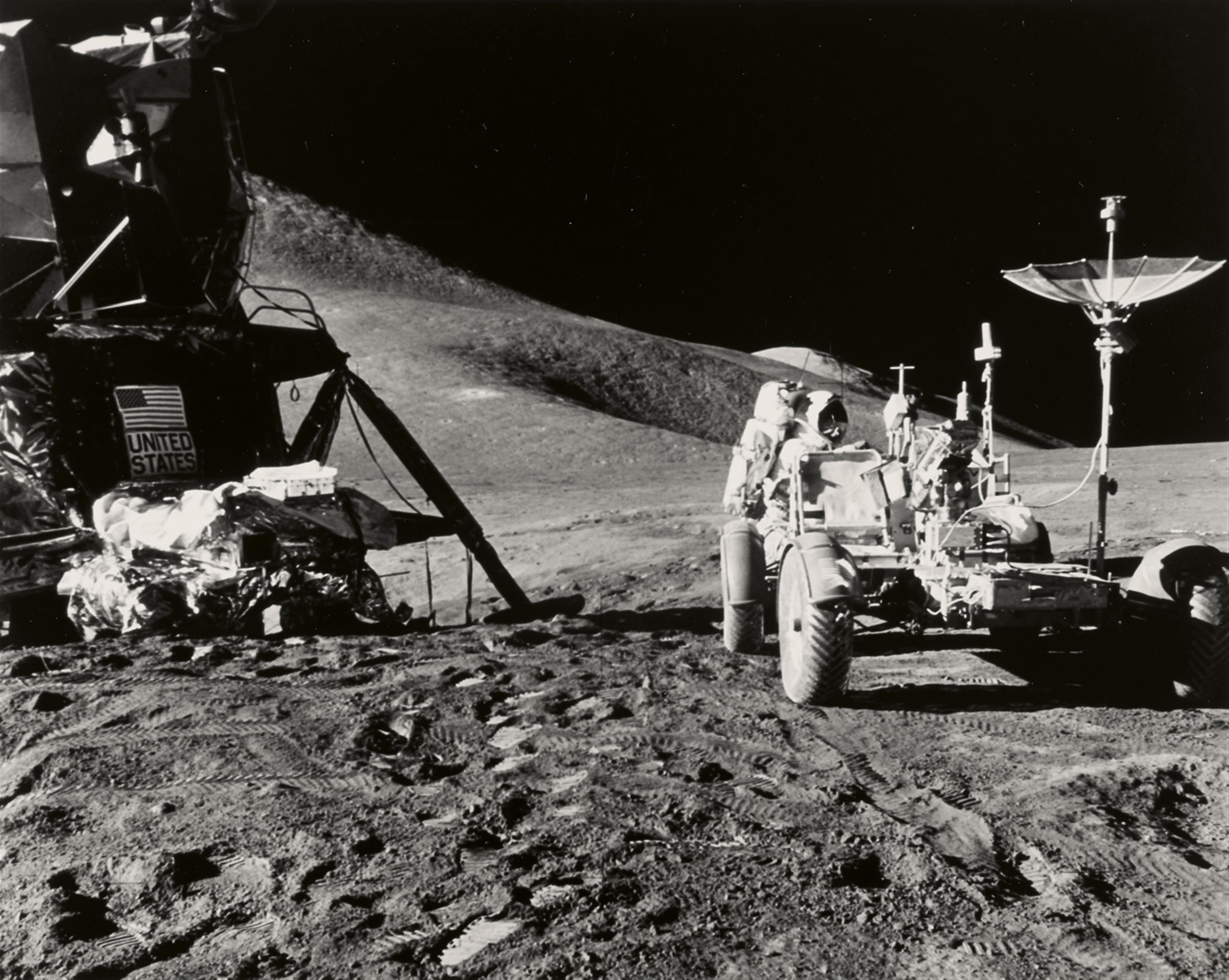Какой аппарат помогал исследовать поверхность луны. Аполлон 15. Аполлон 15 на Луне. Луноход Аполлон. Ровер Аполлон 15.