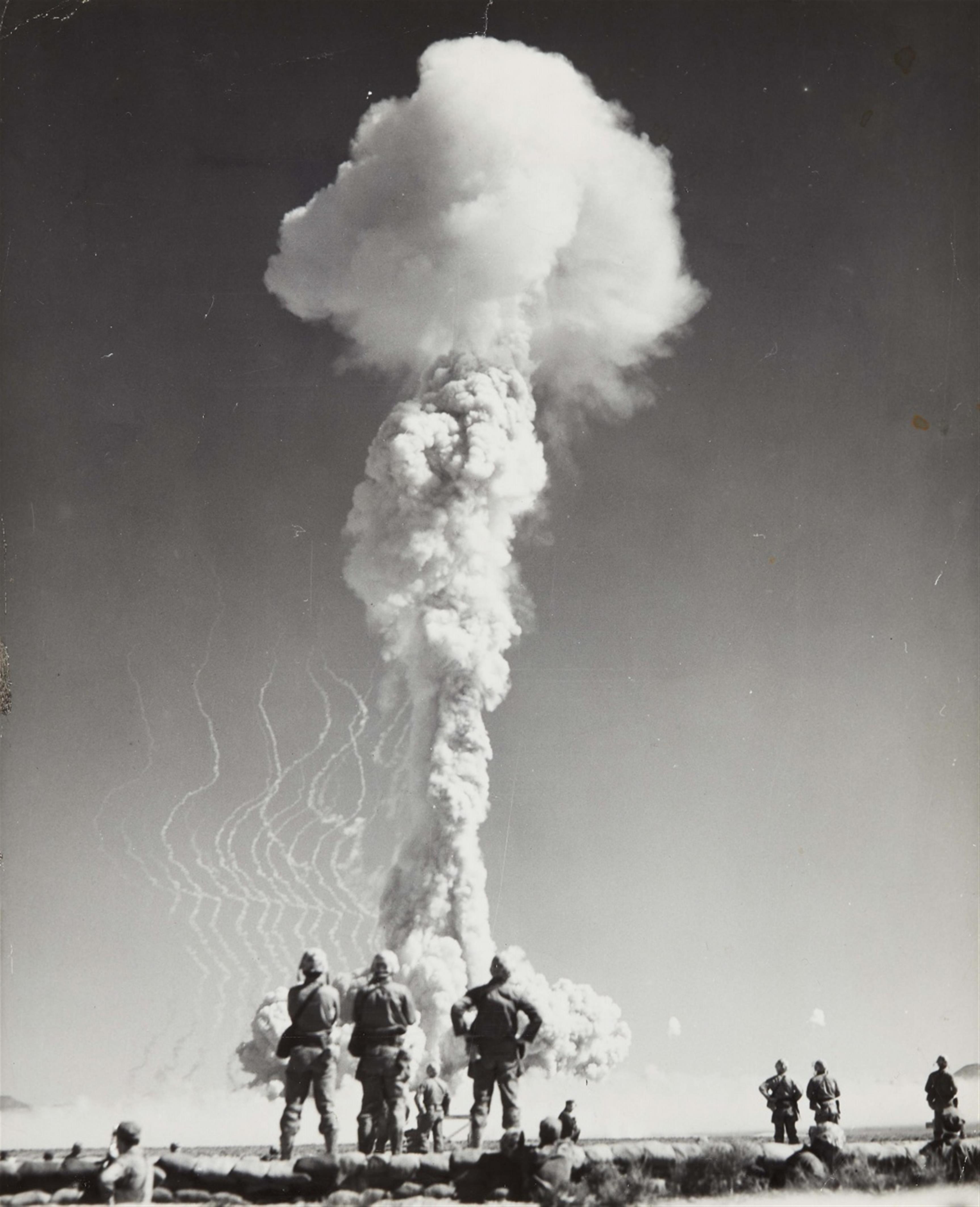 Самые мощные ядерные взрывы в истории. Взрыв ядерного оружия. Испытание ядерной бомбы. Облако от ядерного взрыва. Манхэттенский проект ядерный гриб.