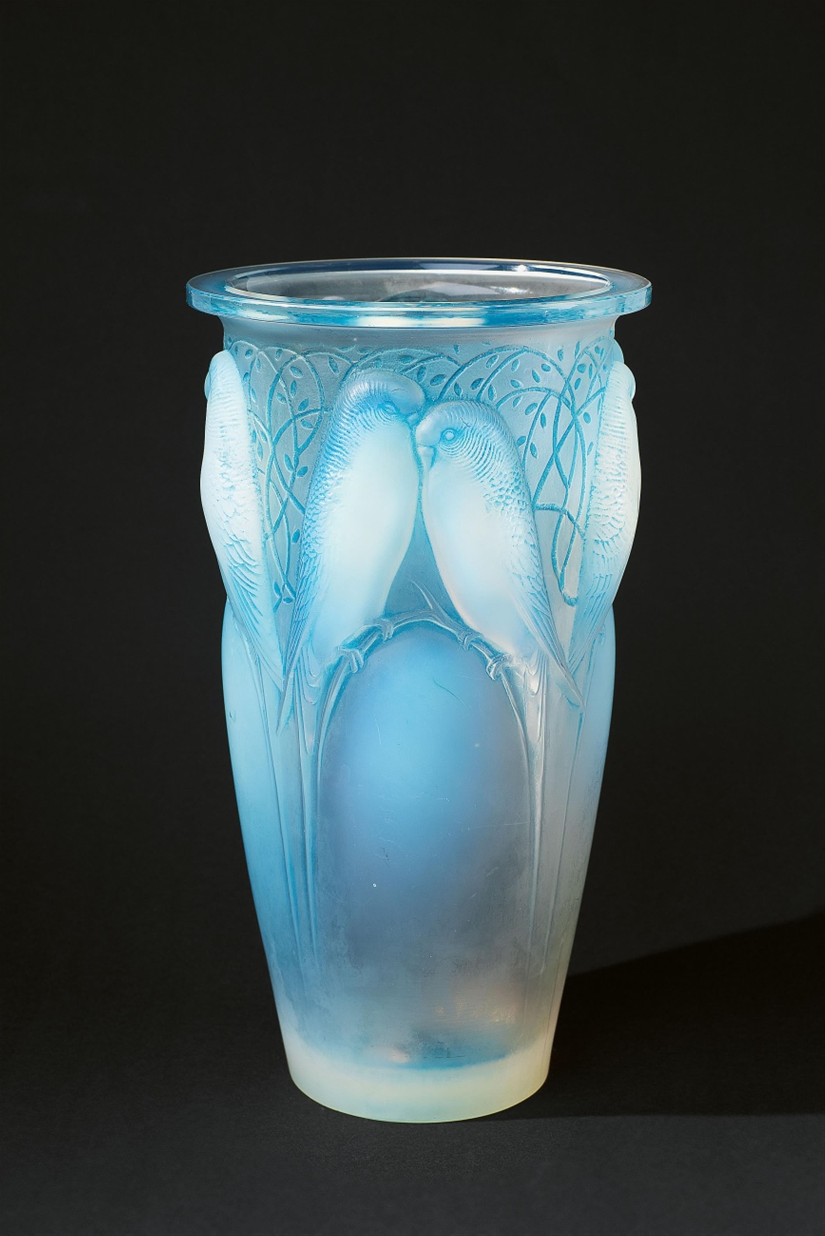 A Lalique pressed glass "vase Ceylan" - image-1
