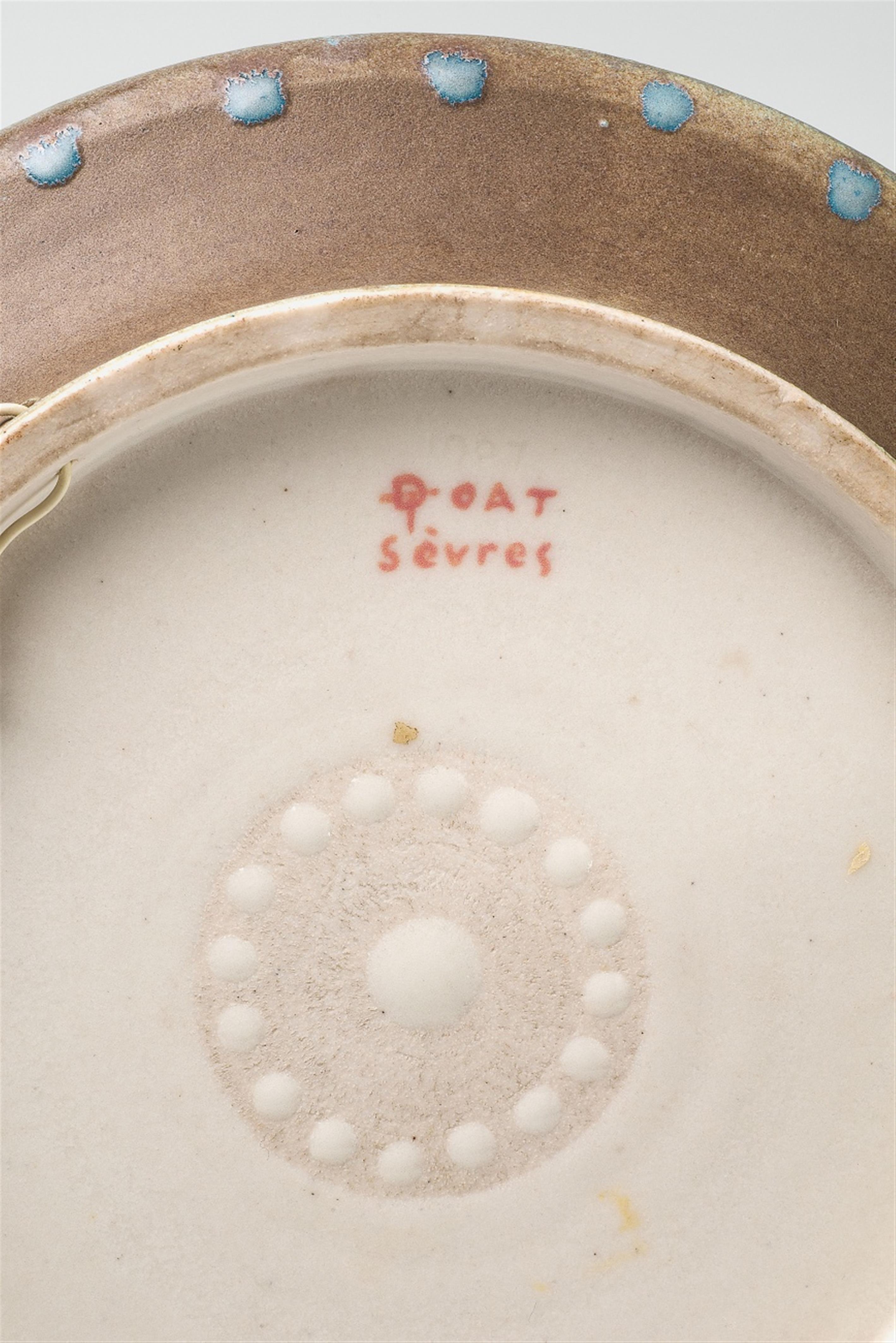 A Sèvres porcelain plate with cameo decor by Taxile Doat - image-2
