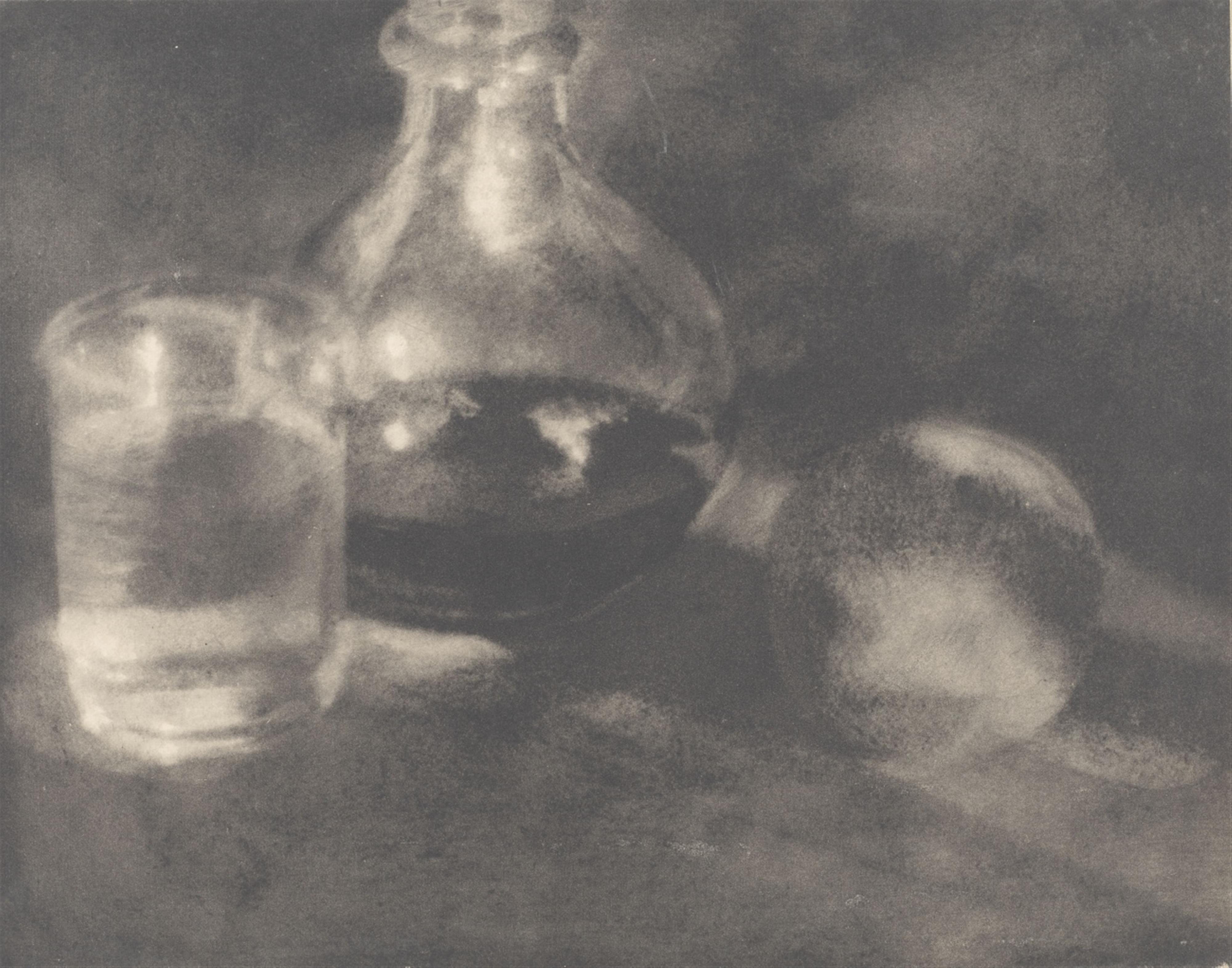 Heinrich Kühn - Weinflasche, Wasserglas und Apfel - image-1