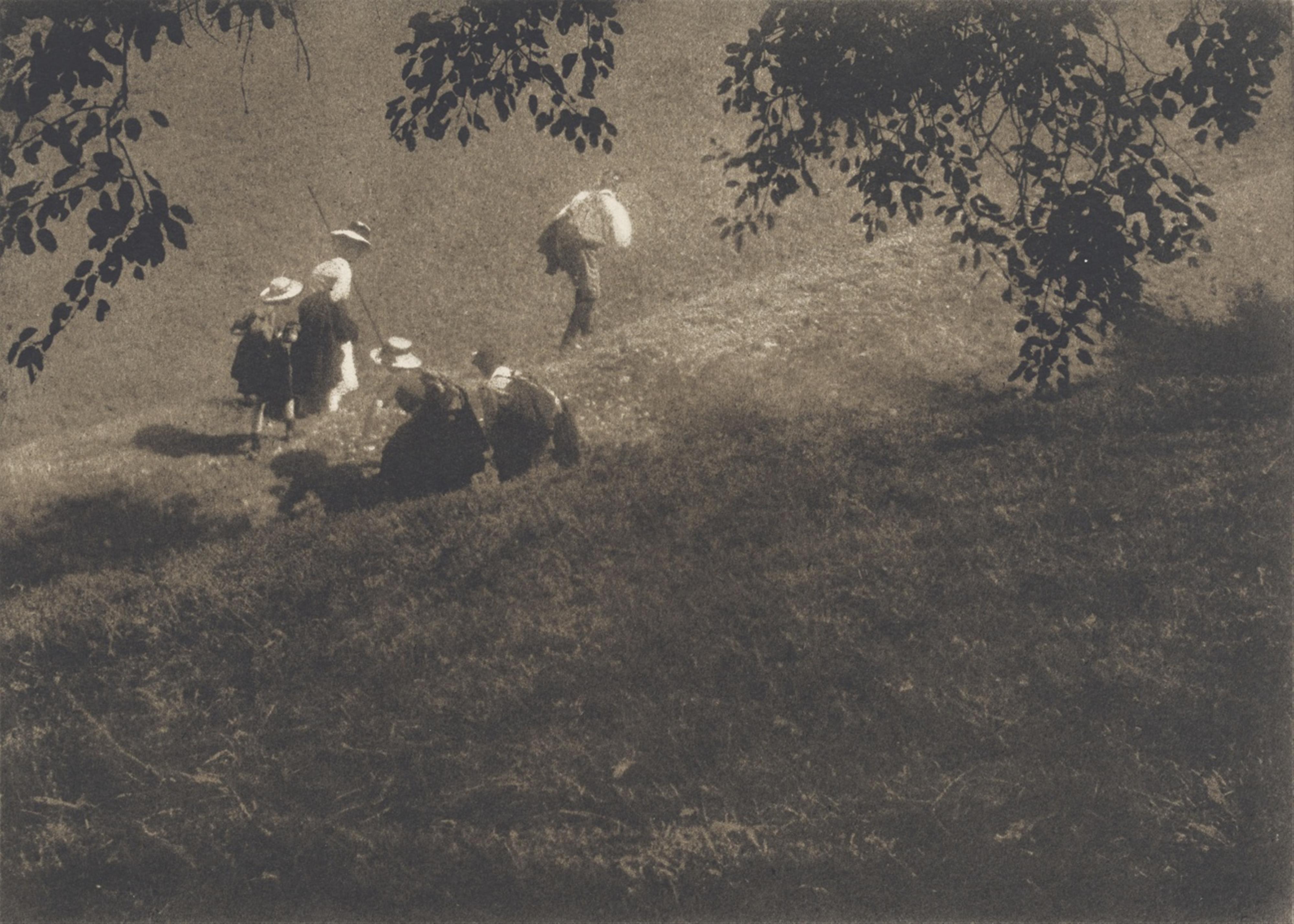 Heinrich Kühn - Hikers on the Edge of the Shadows - image-1