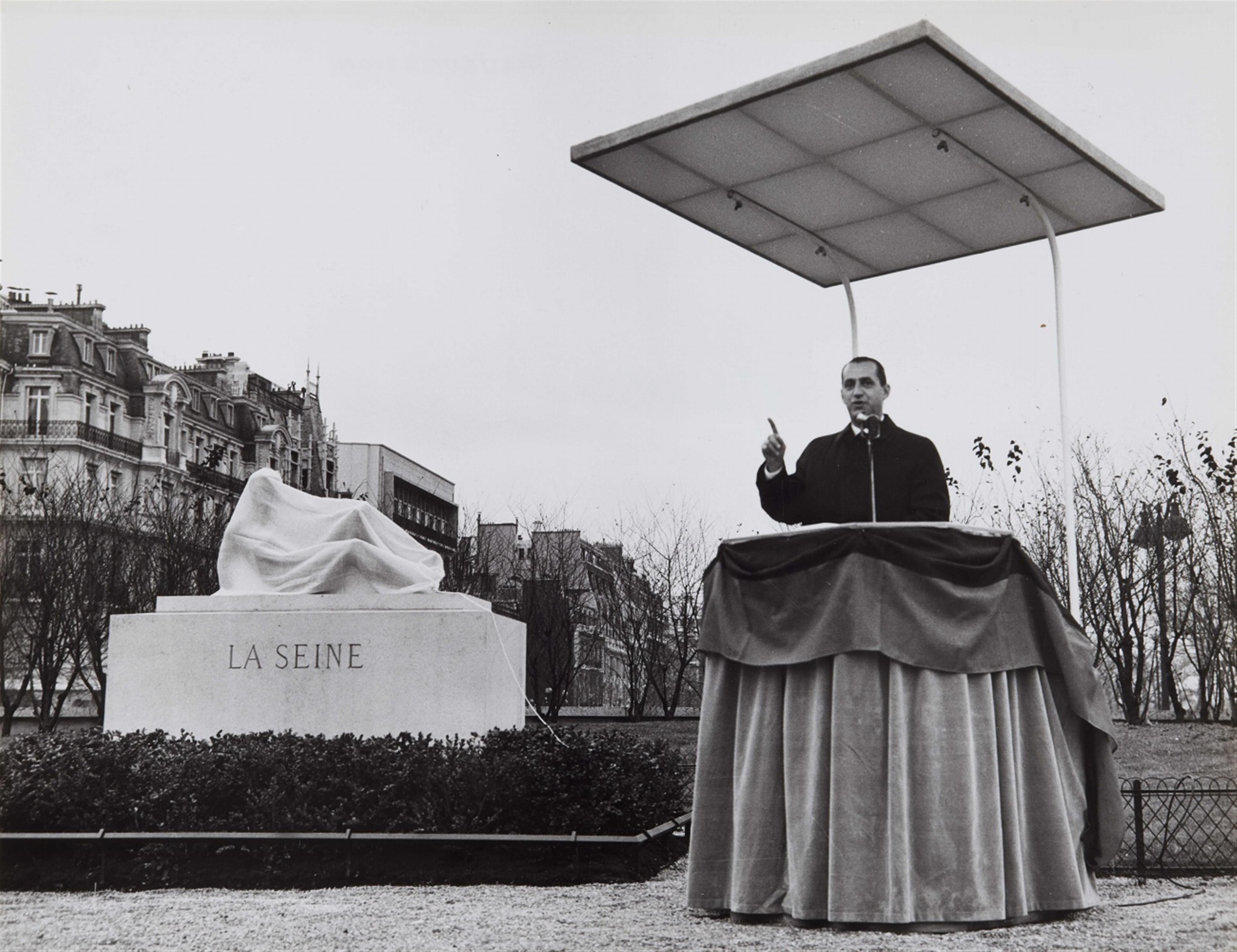 Robert Doisneau - Ségrégation. Dimanche. Inauguration - image-2