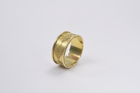 An 18k gold ring with granulated decor - 