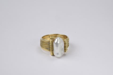 An 18k gold and cultured pearl ring - 
