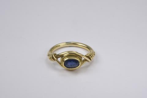 A 14k gold and sapphire ring - 