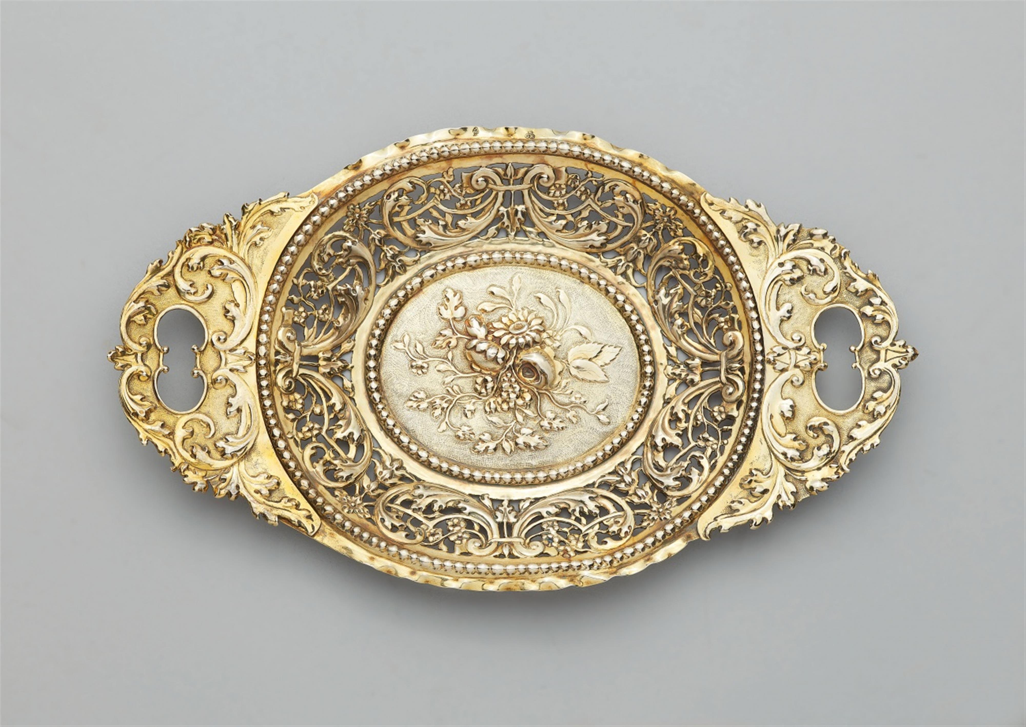 An Augsburg silver gilt dish - image-1