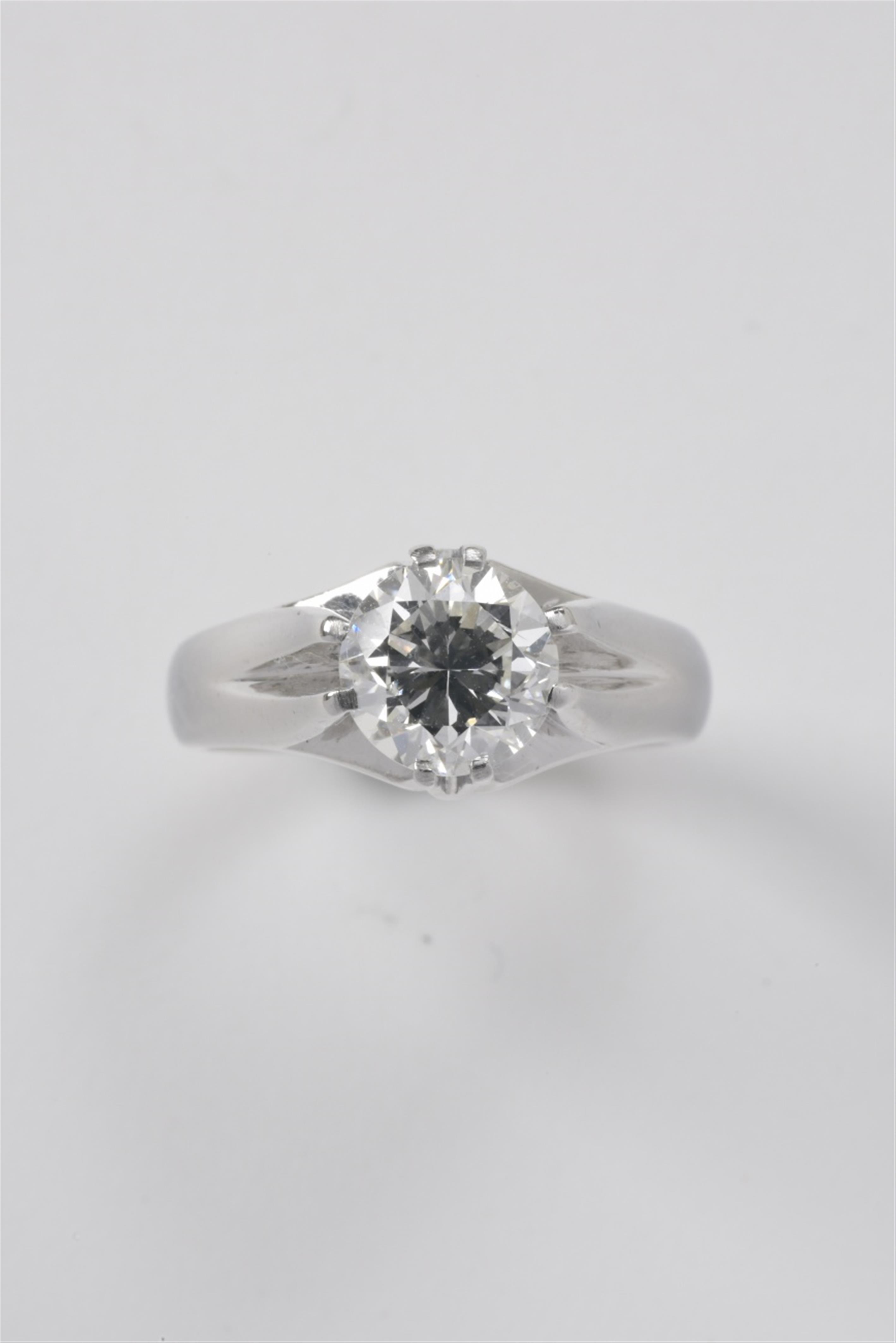 A 15k white gold diamond solitaire ring - image-1