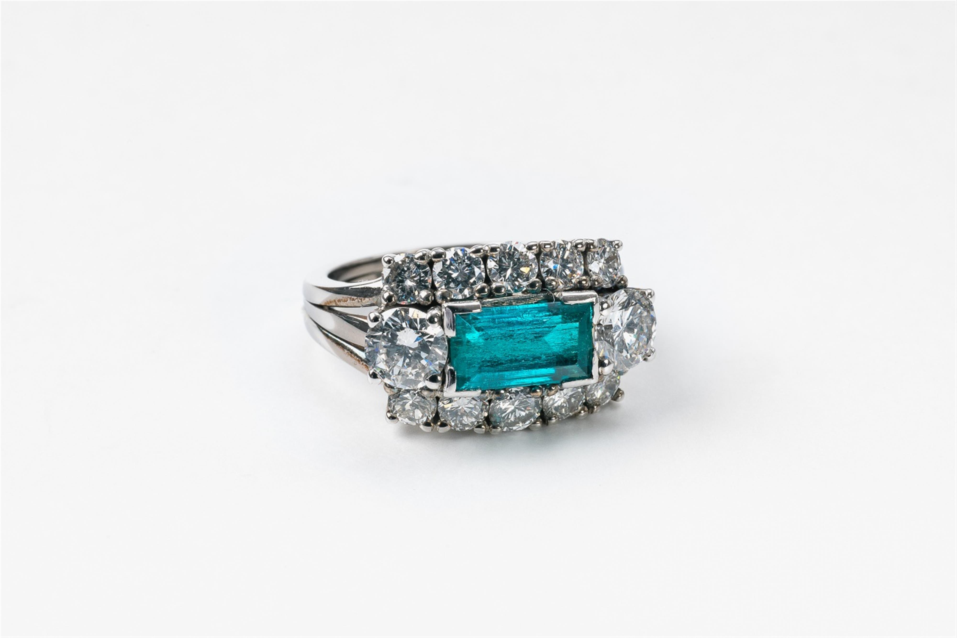 An 18k white gold and Colombian emerald ring - image-1