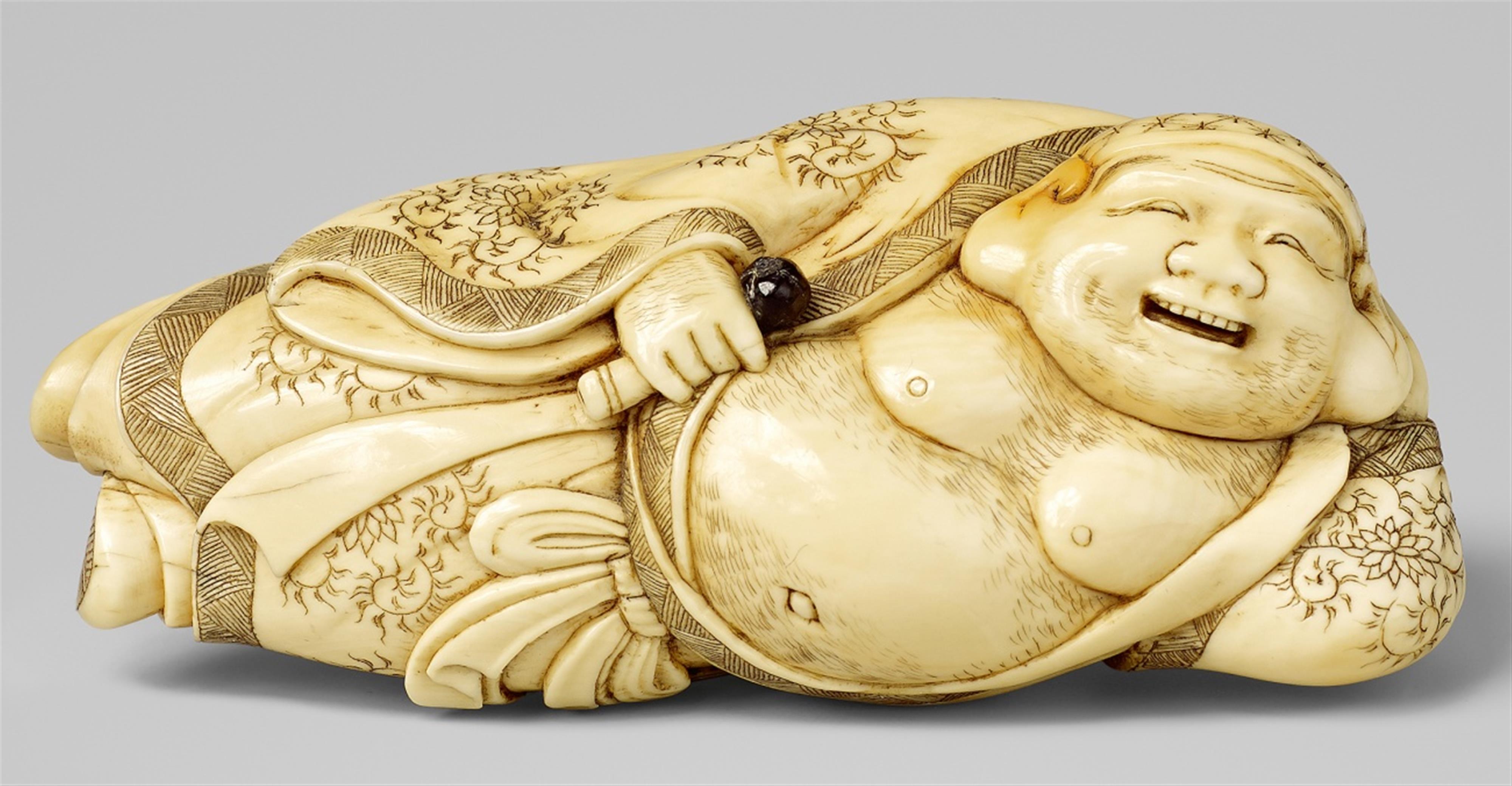 A fine ivory netsuke of Hotei. 19th century - image-1