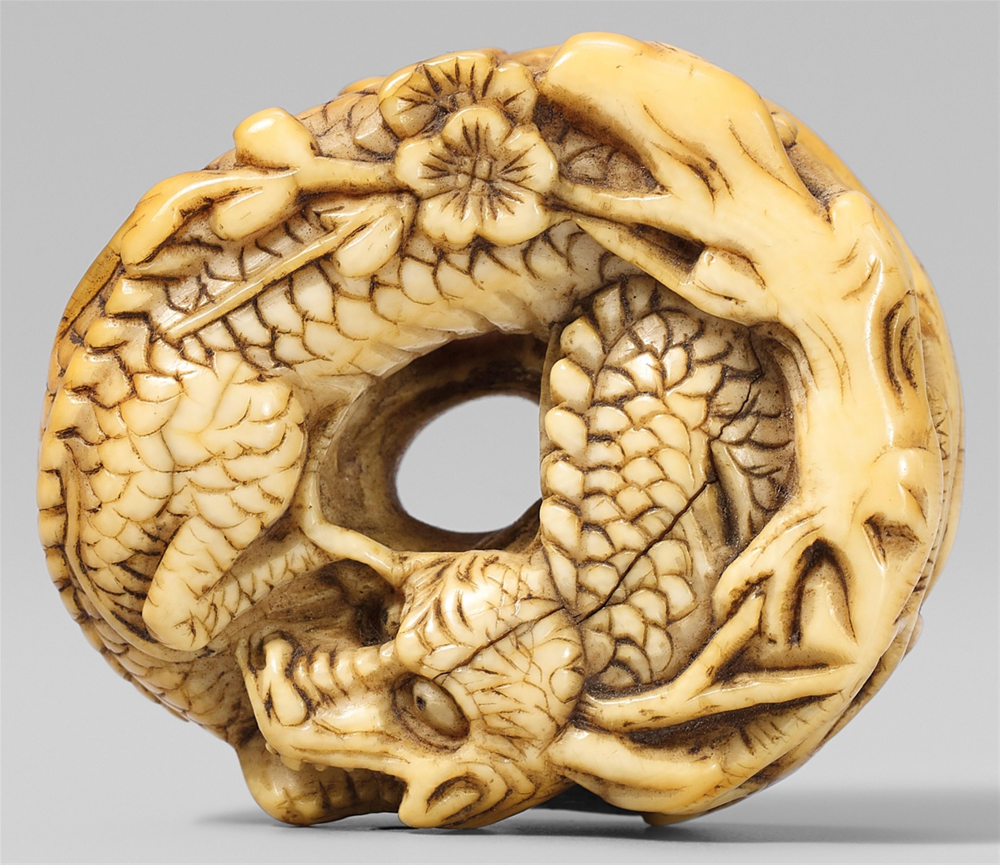 An unusual ivory manjû-like netsuke of a dragon on a rock. Early 19th century - image-1