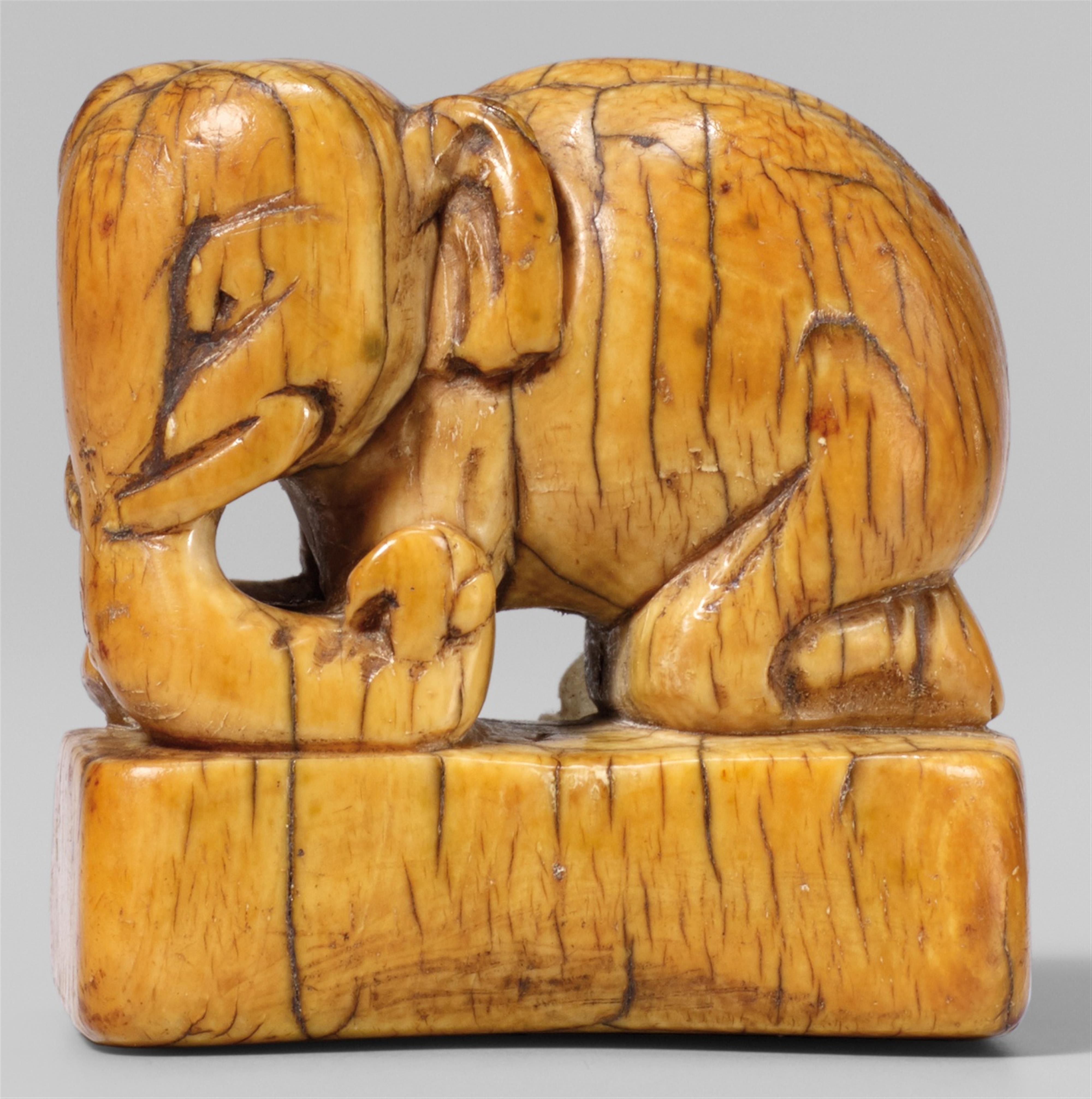 An ivory netsuke of an elephant. 17th/18th century - image-1