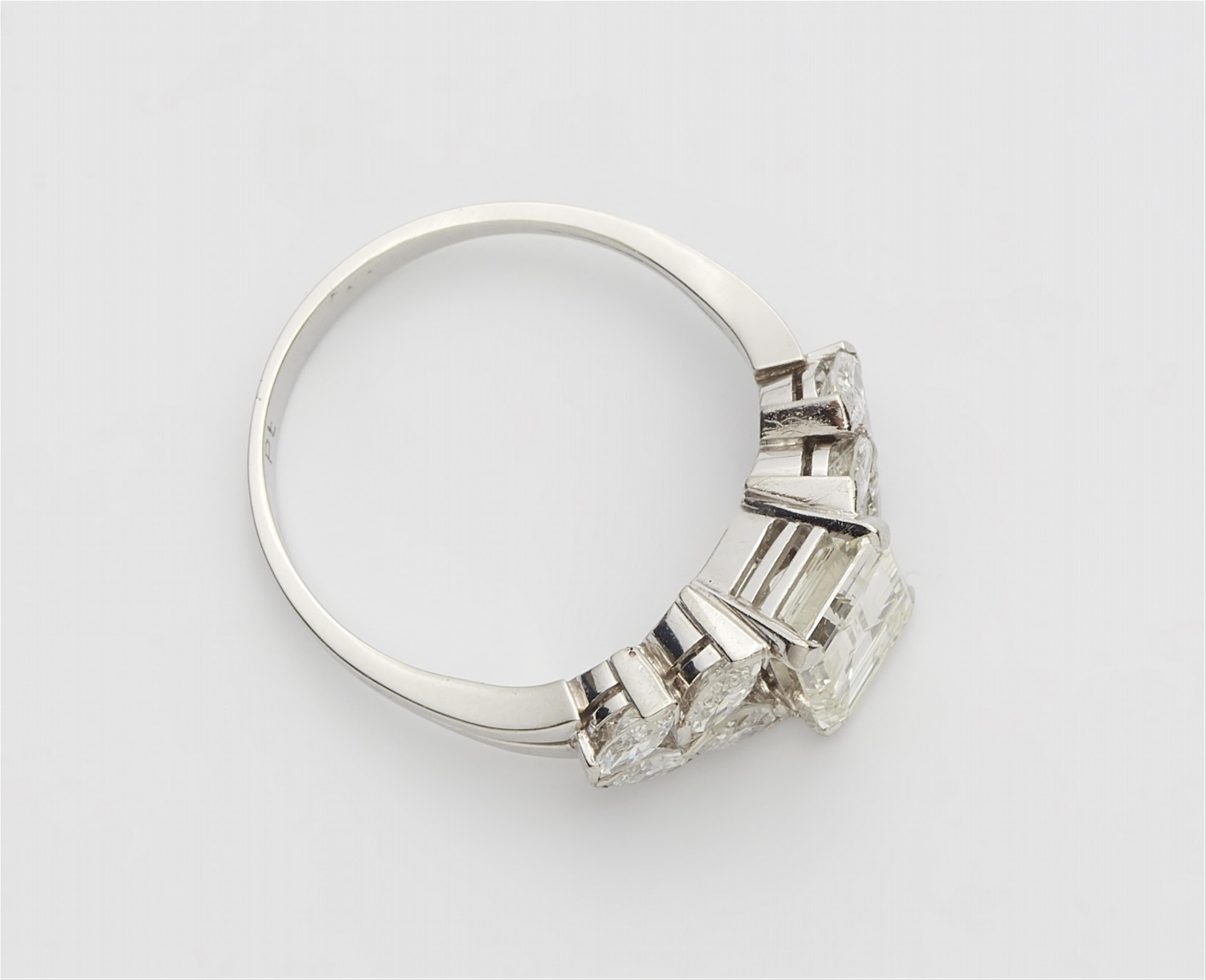 Ring mit Diamant im Smaragdschliff - image-2