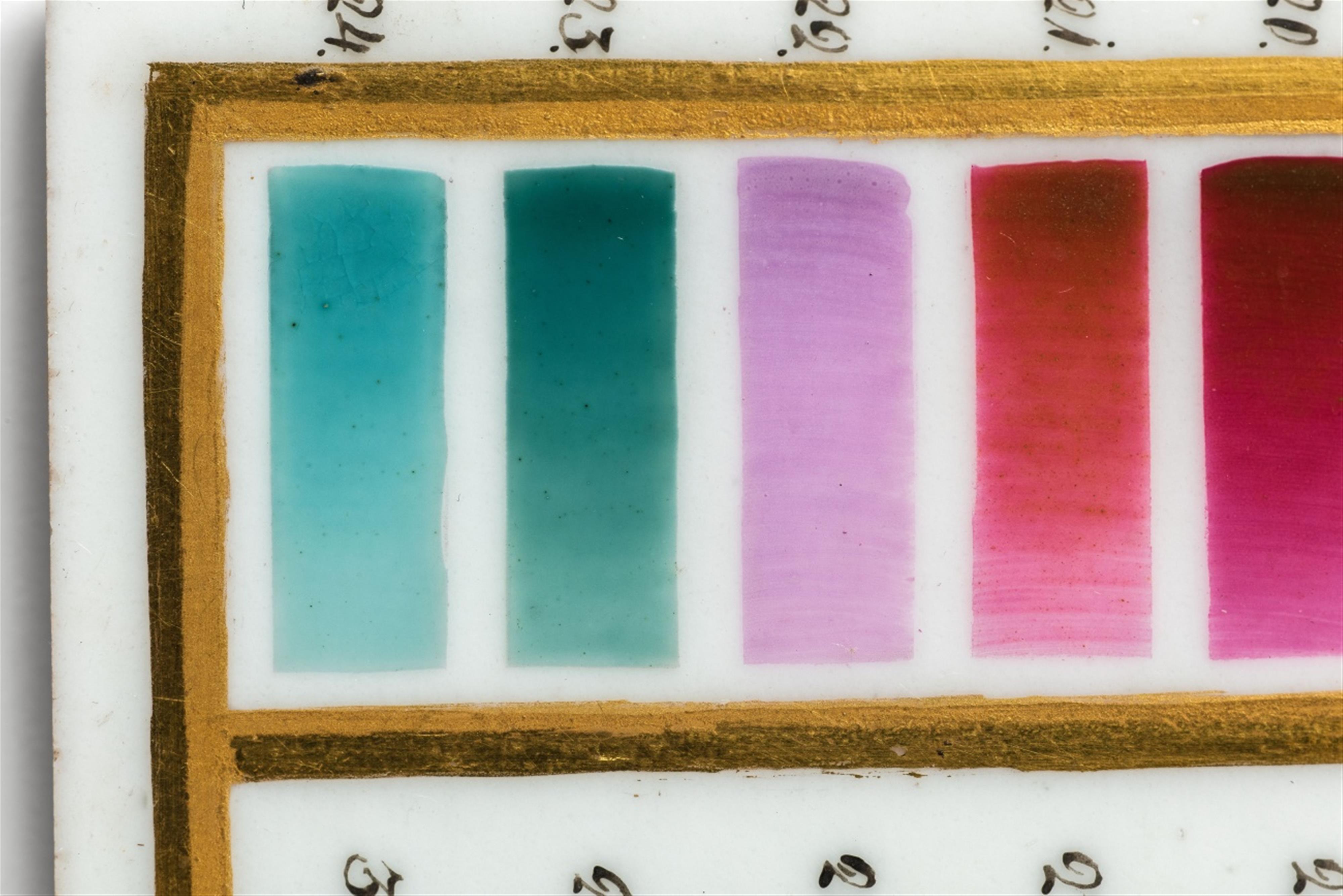 Zwölf Farbprobentafeln und sieben Dessinentwürfe im originalen Etui - image-4