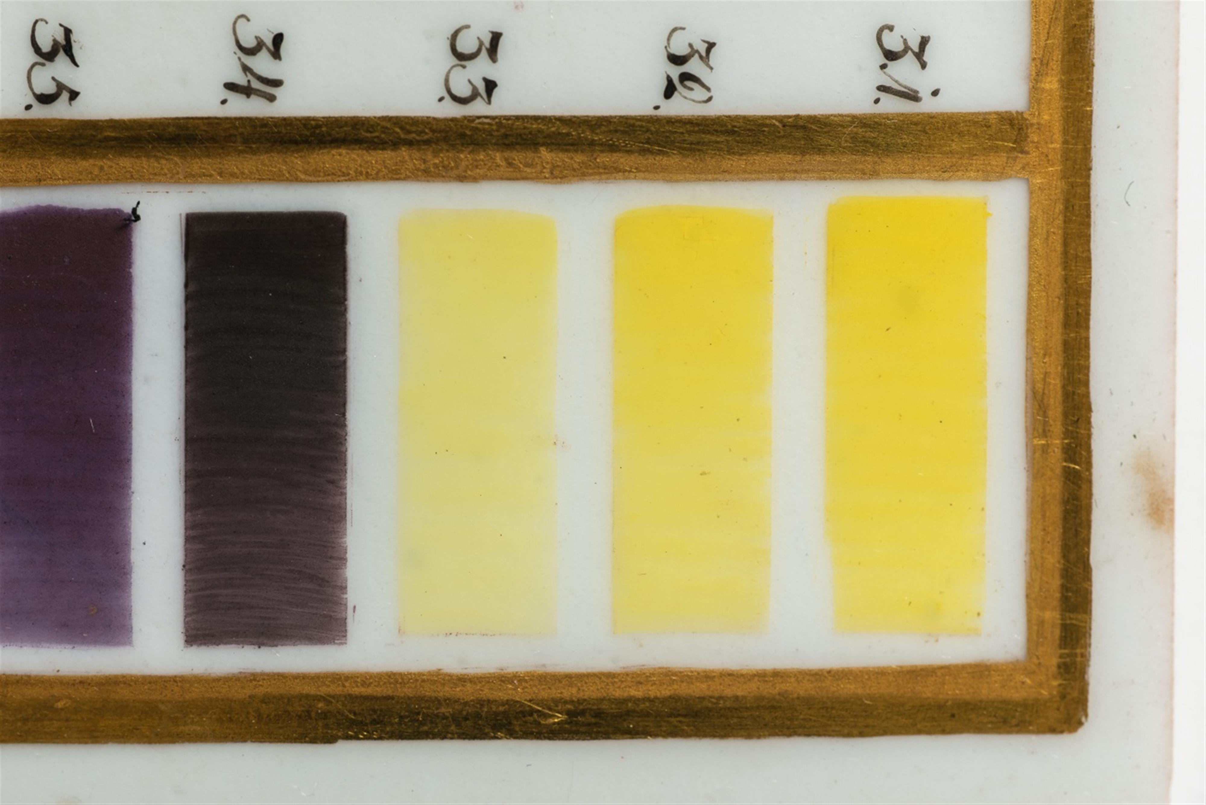 Zwölf Farbprobentafeln und sieben Dessinentwürfe im originalen Etui - image-5