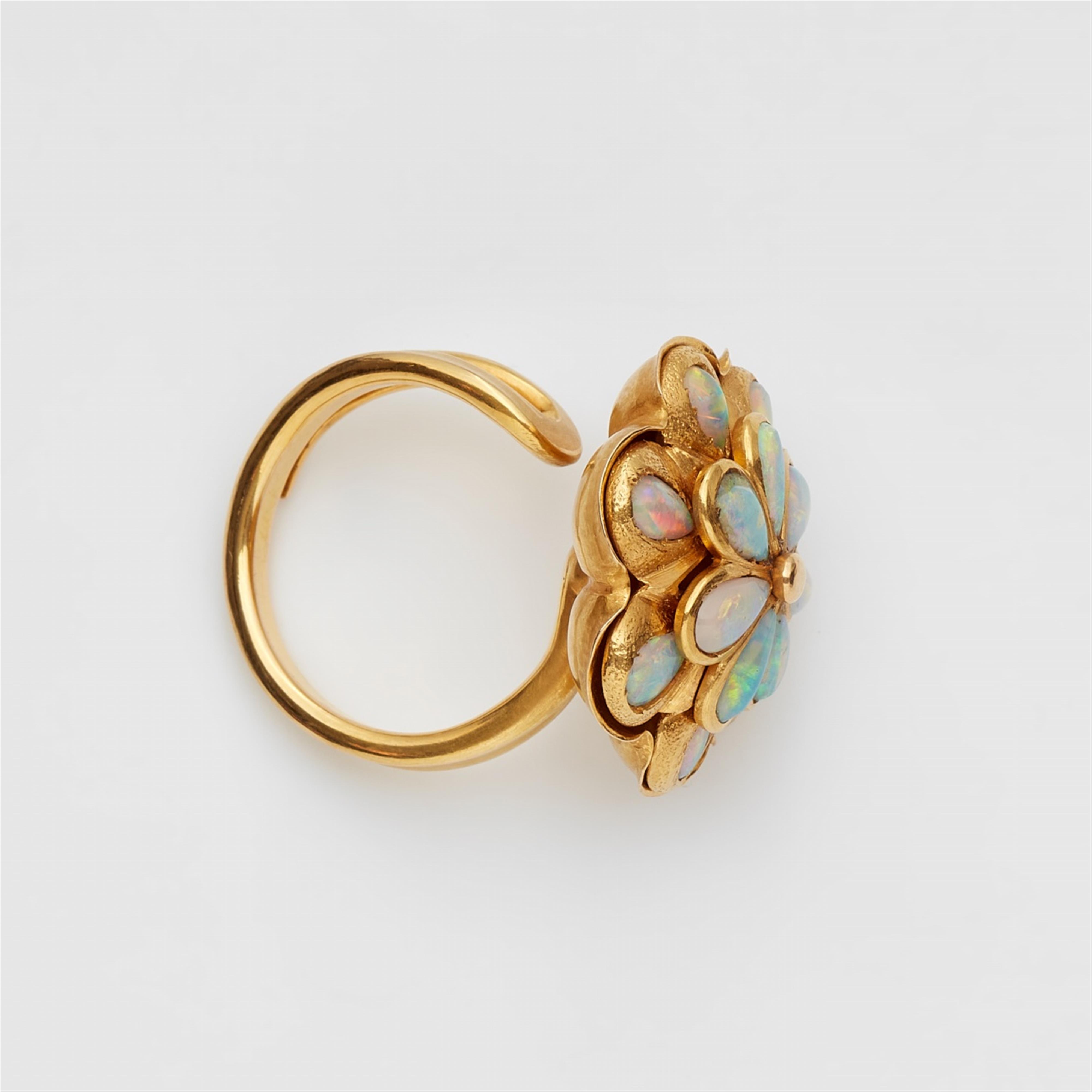 An 18k gold cluster ring with Australian opals - image-2