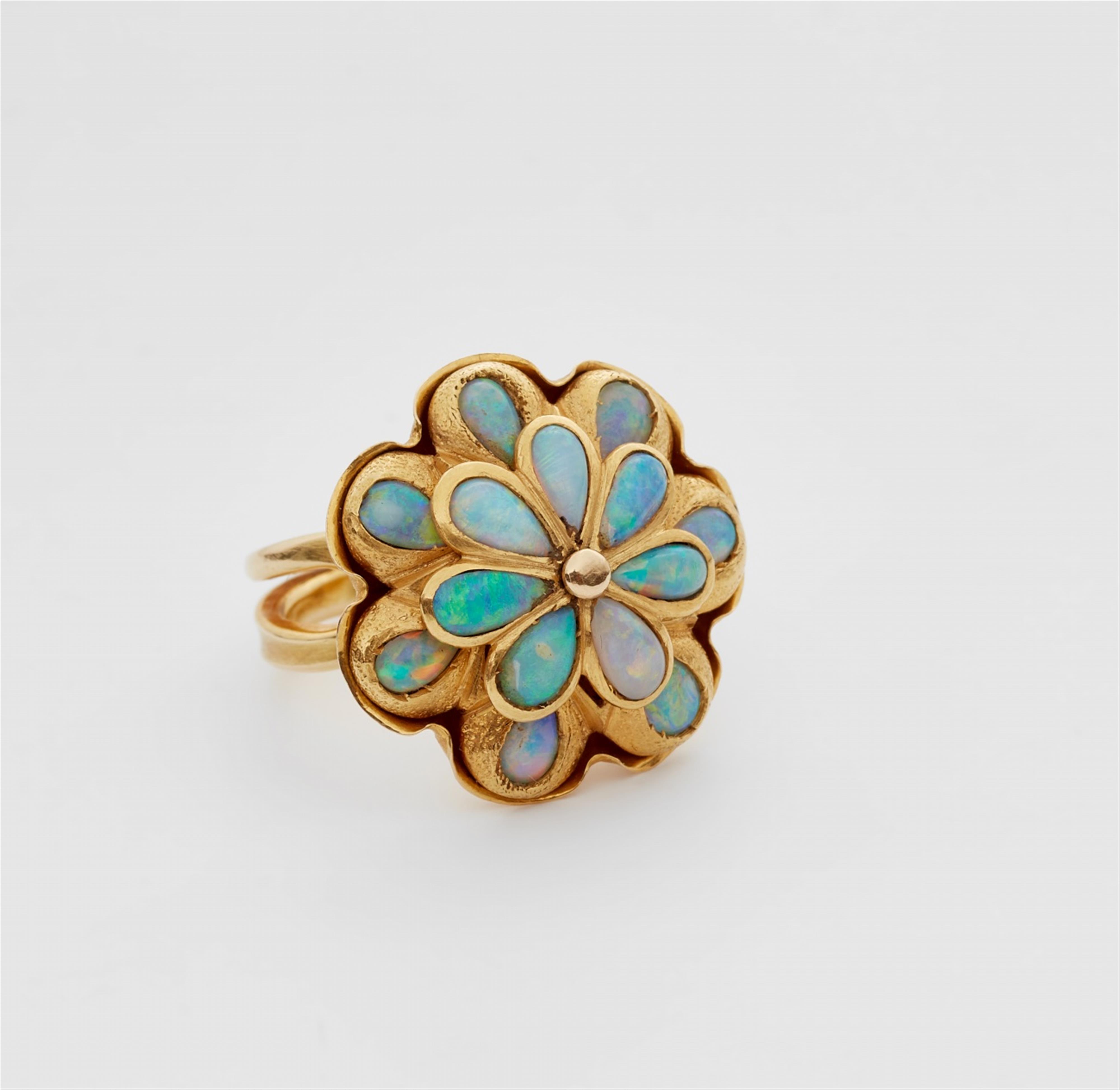 An 18k gold cluster ring with Australian opals - image-4