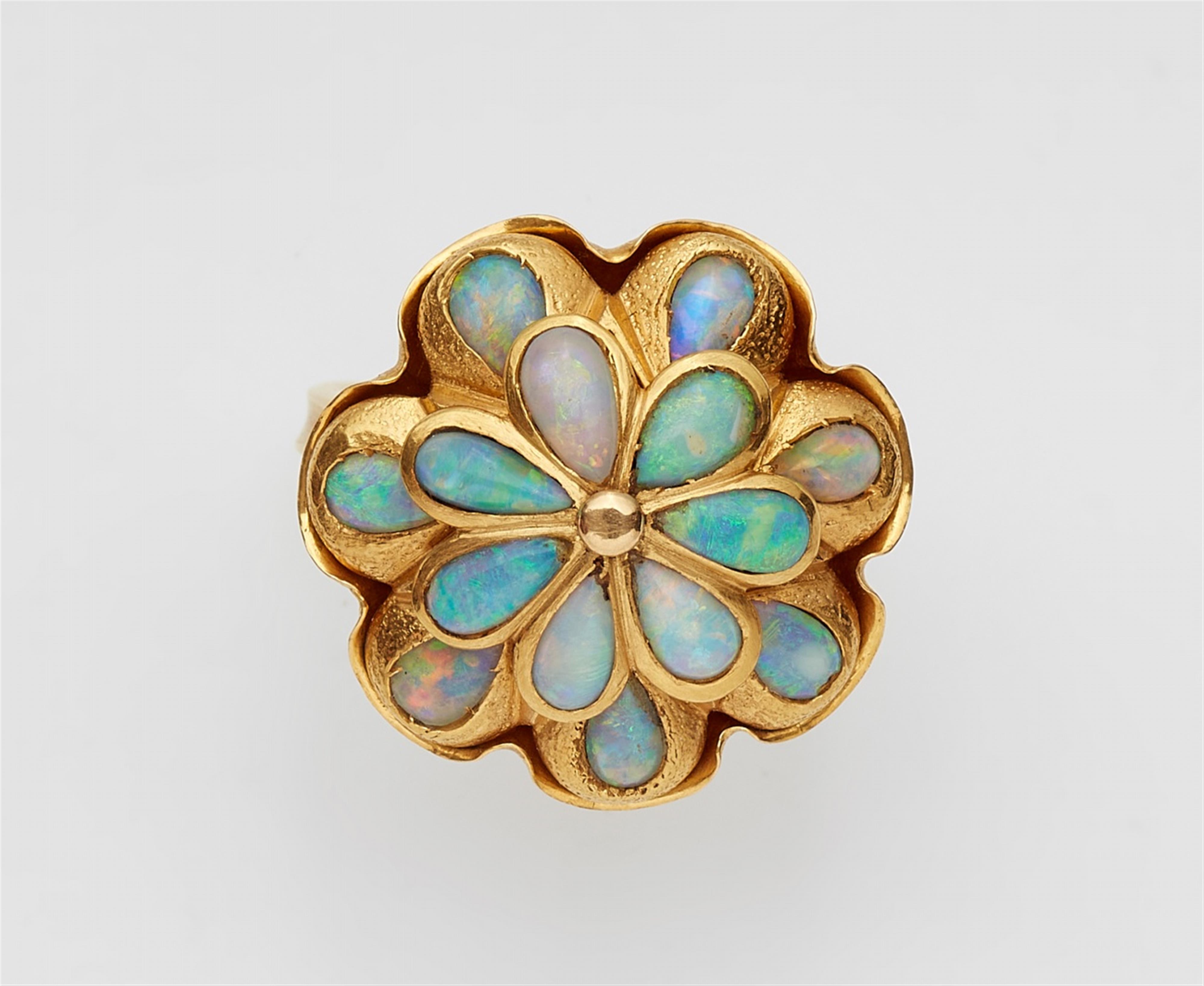 An 18k gold cluster ring with Australian opals - image-1