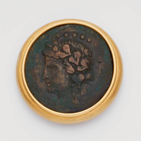 An 18k gold brooch with a Hellenistic bronze coin - 