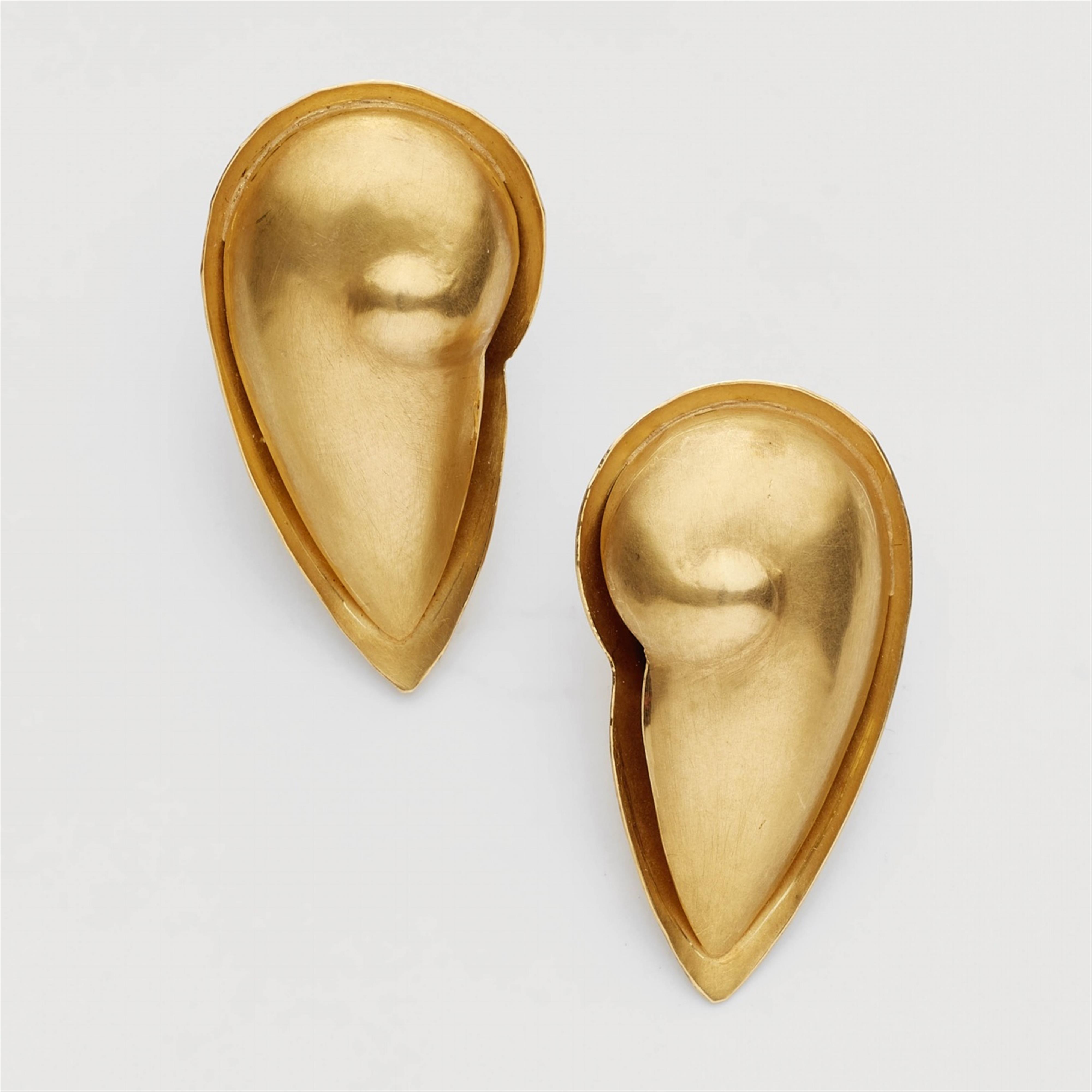 A pair of 18k gold clip earrings - image-1