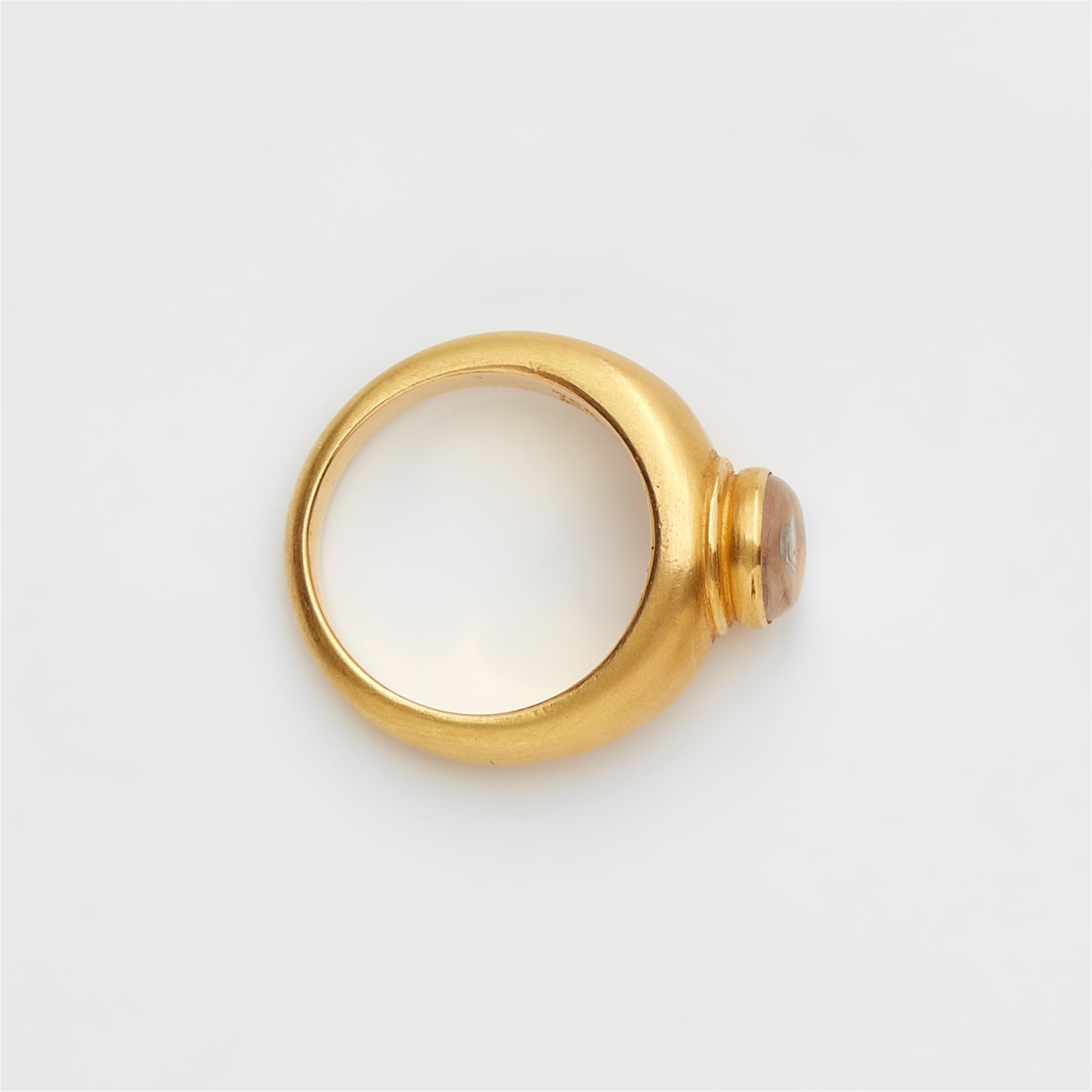 An 18k gold and moonstone ring - image-2