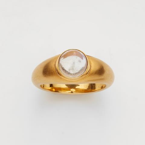 An 18k gold and moonstone ring - 