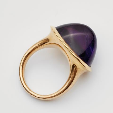 An 18k gold and amethyst ring - 