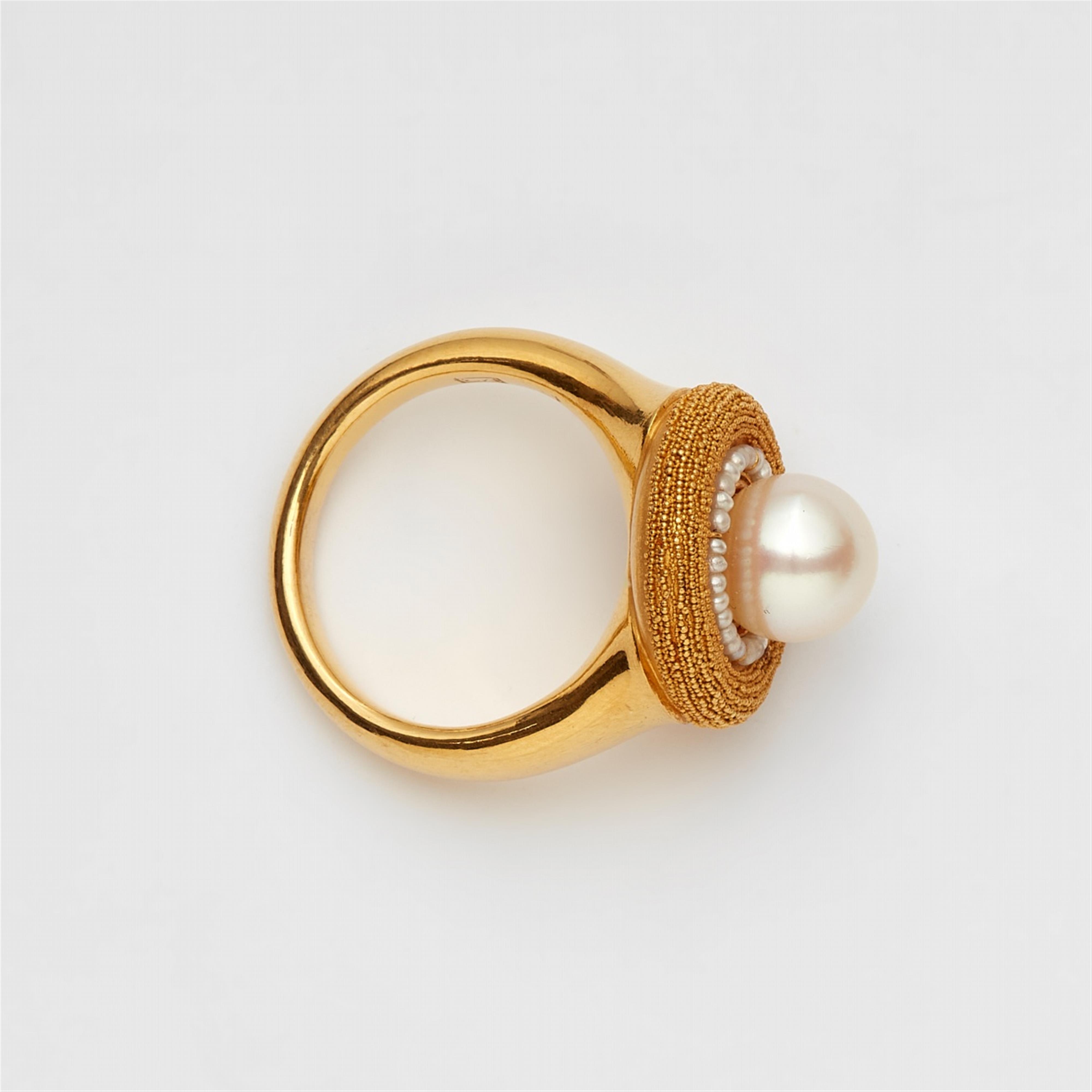 An 18k gold and pearl ring - image-2