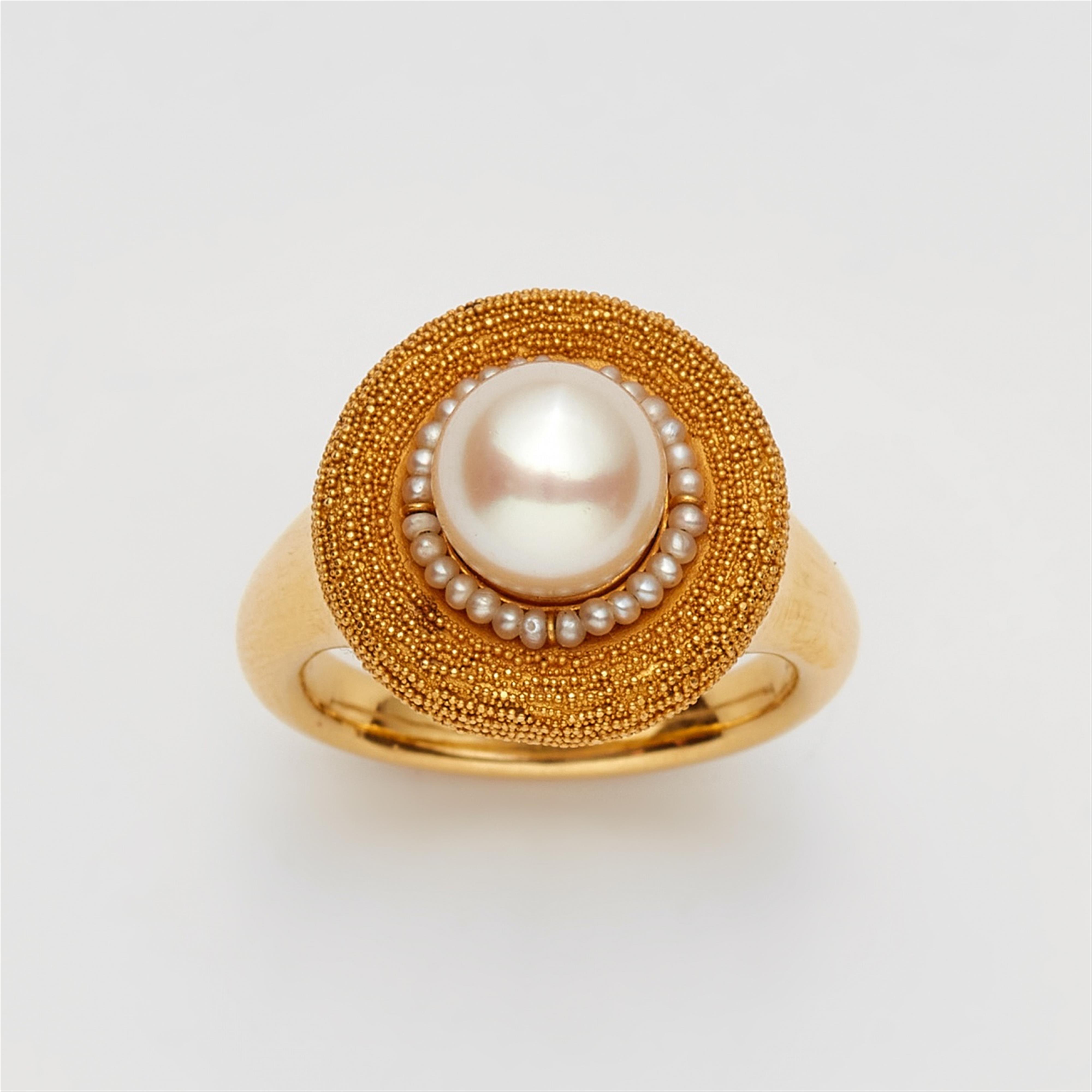 An 18k gold and pearl ring - image-1