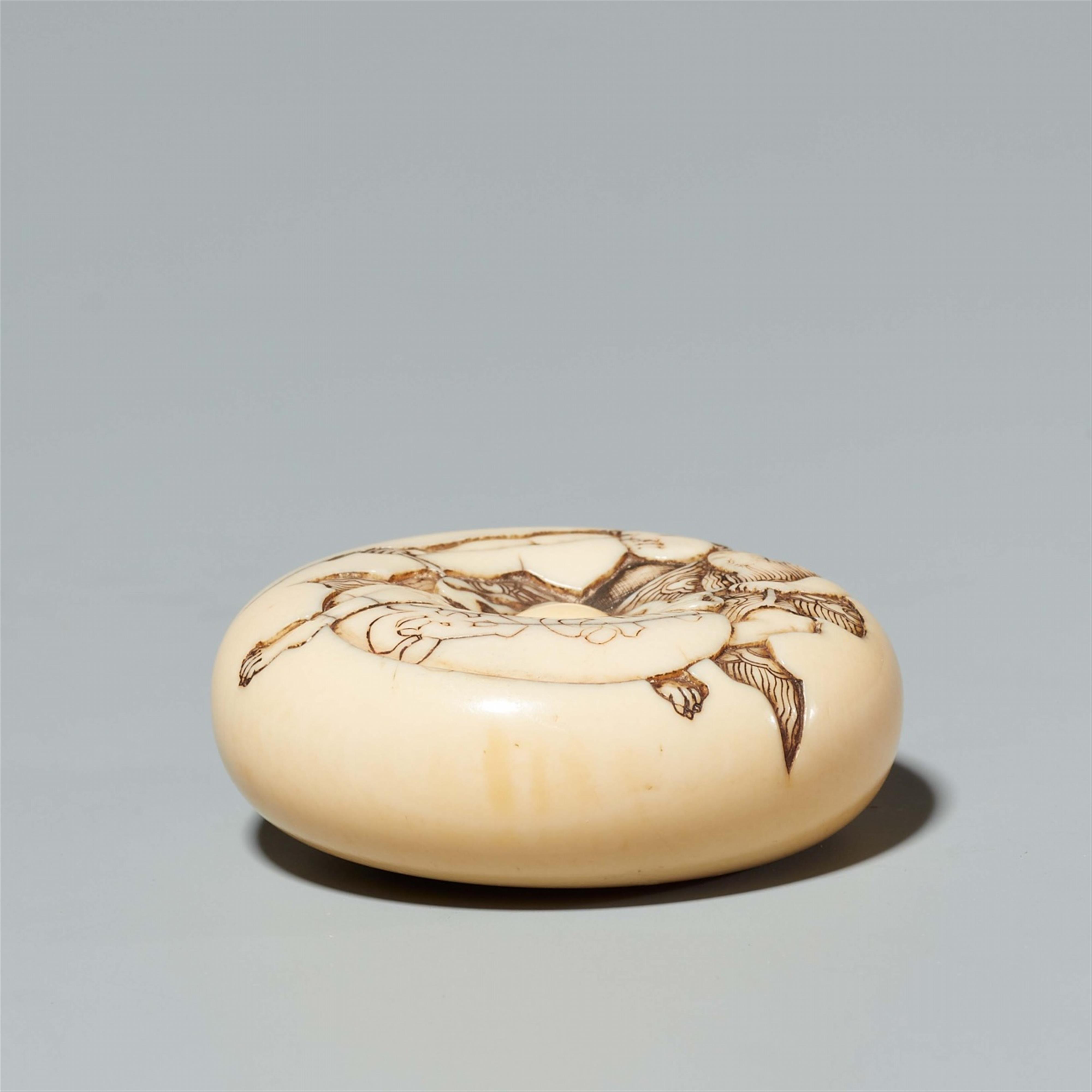 An ivory manjû. Mid-19th century - Lot 596