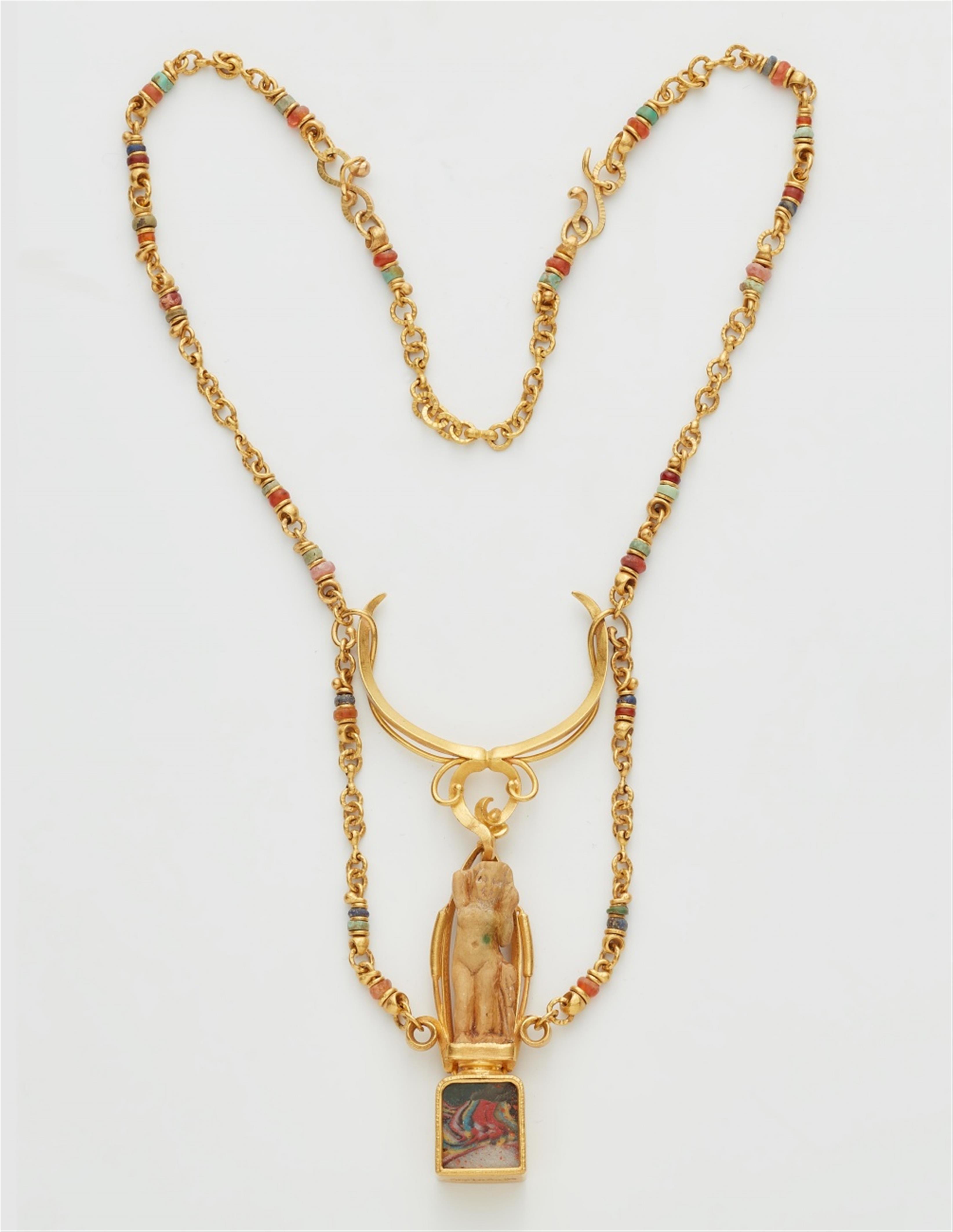 A 22k gold necklace with an Egyptian amulet - 