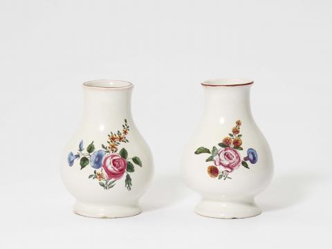 Two Strasbourg faience vases with small bouquets - 