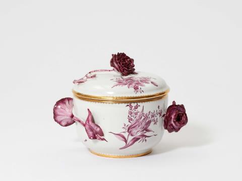 A small Strasbourg faience tureen with purple bouquets "au gabarit" - 