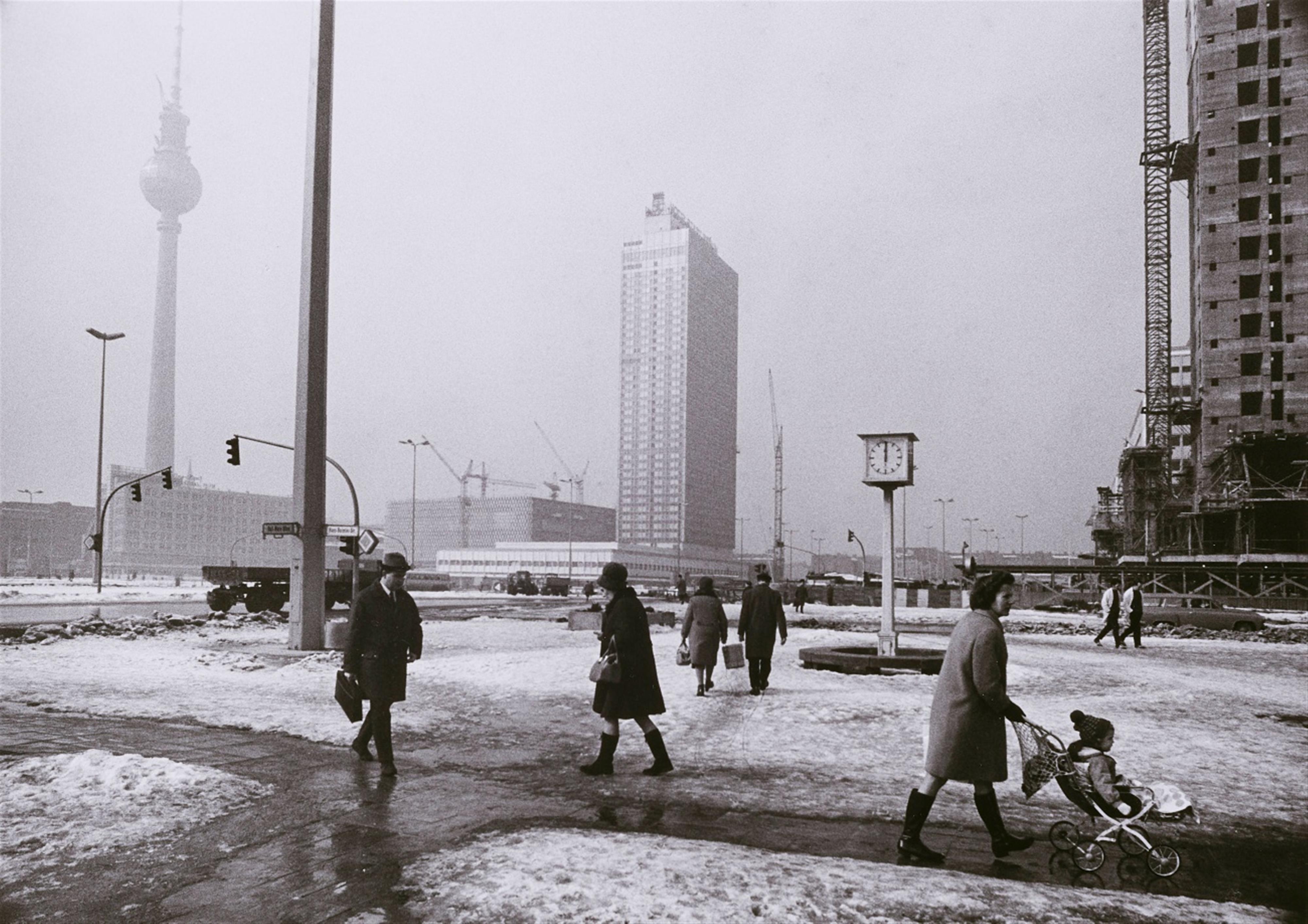 Barbara Klemm - Alexanderplatz, Ost-Berlin - image-1