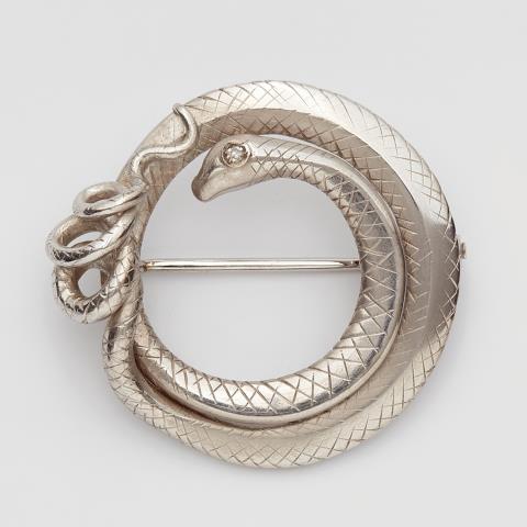 An 18k white gold snake brooch - 