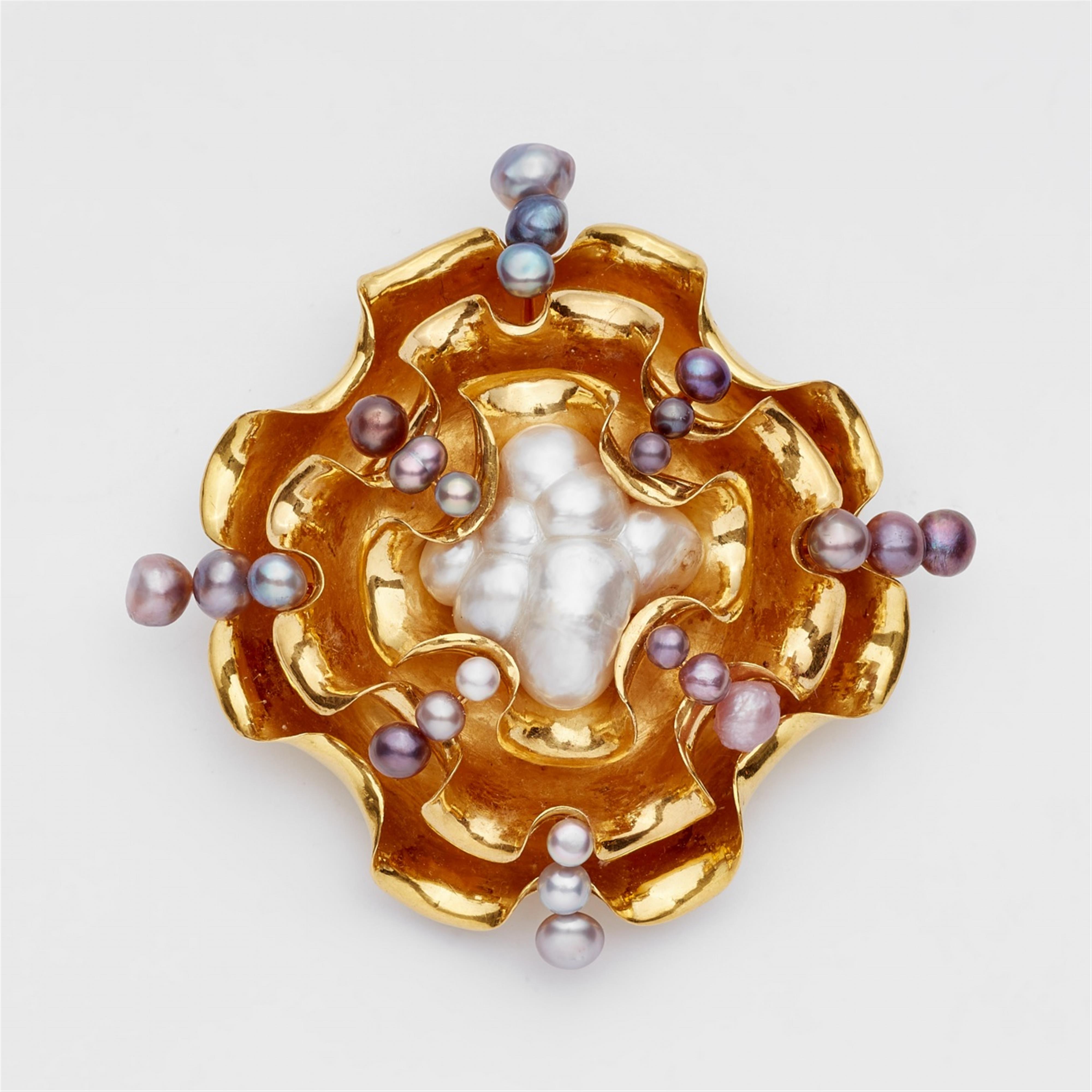 An 18k gold shell brooch with natural pearls - image-1