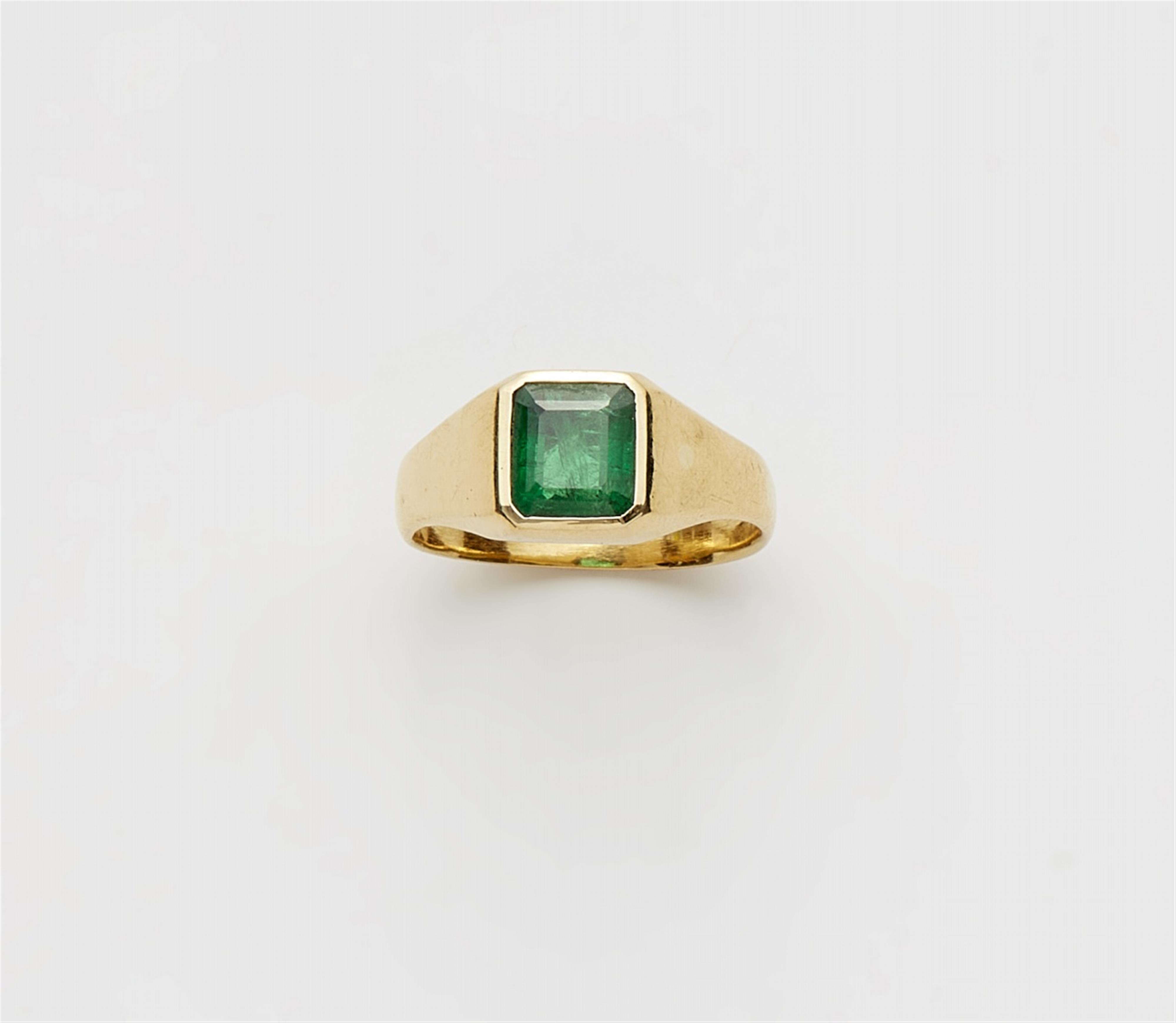 A gentlemen's 22k gold emerald ring - Lot 220