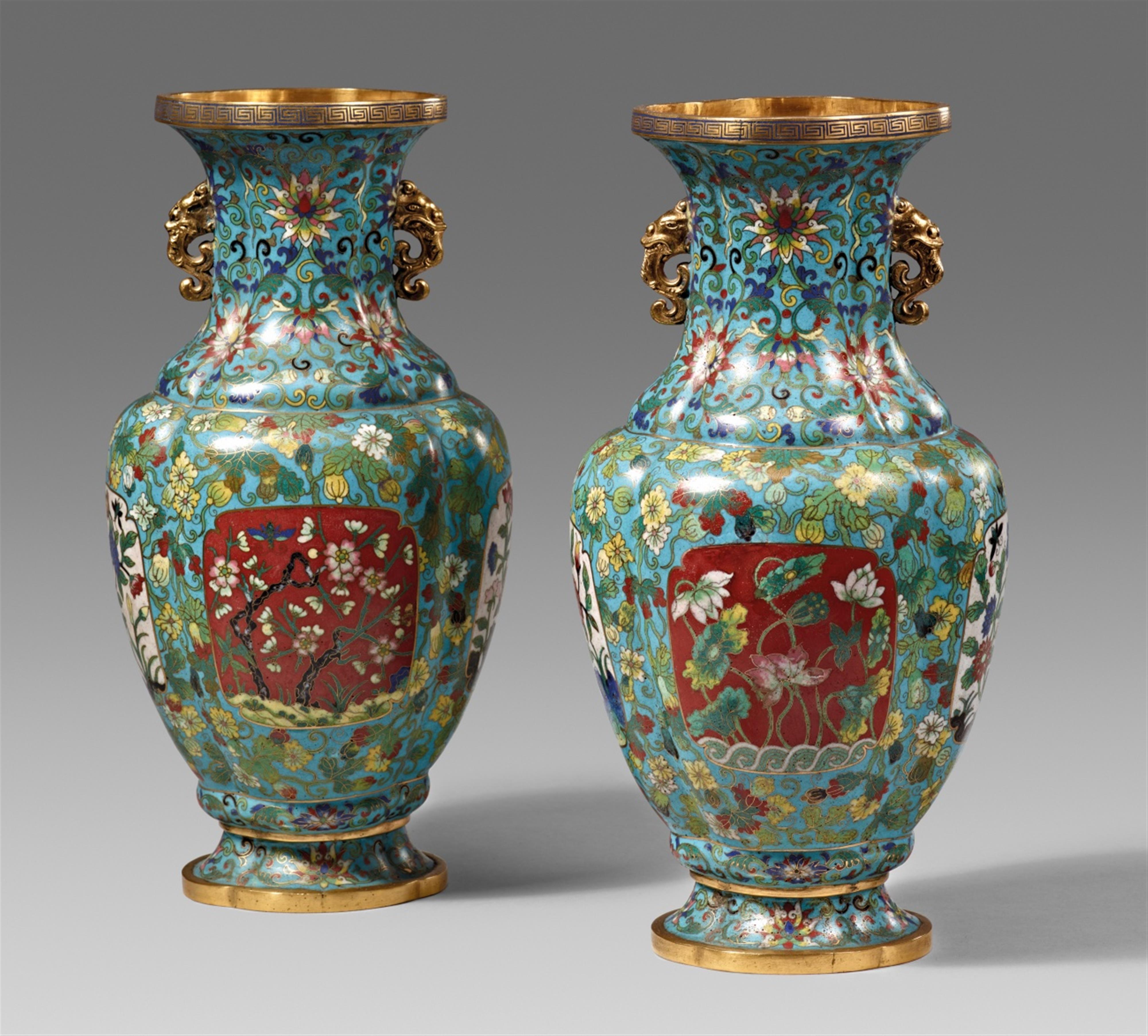 A pair of cloisonné enamel vases. 19th century - Lot 109