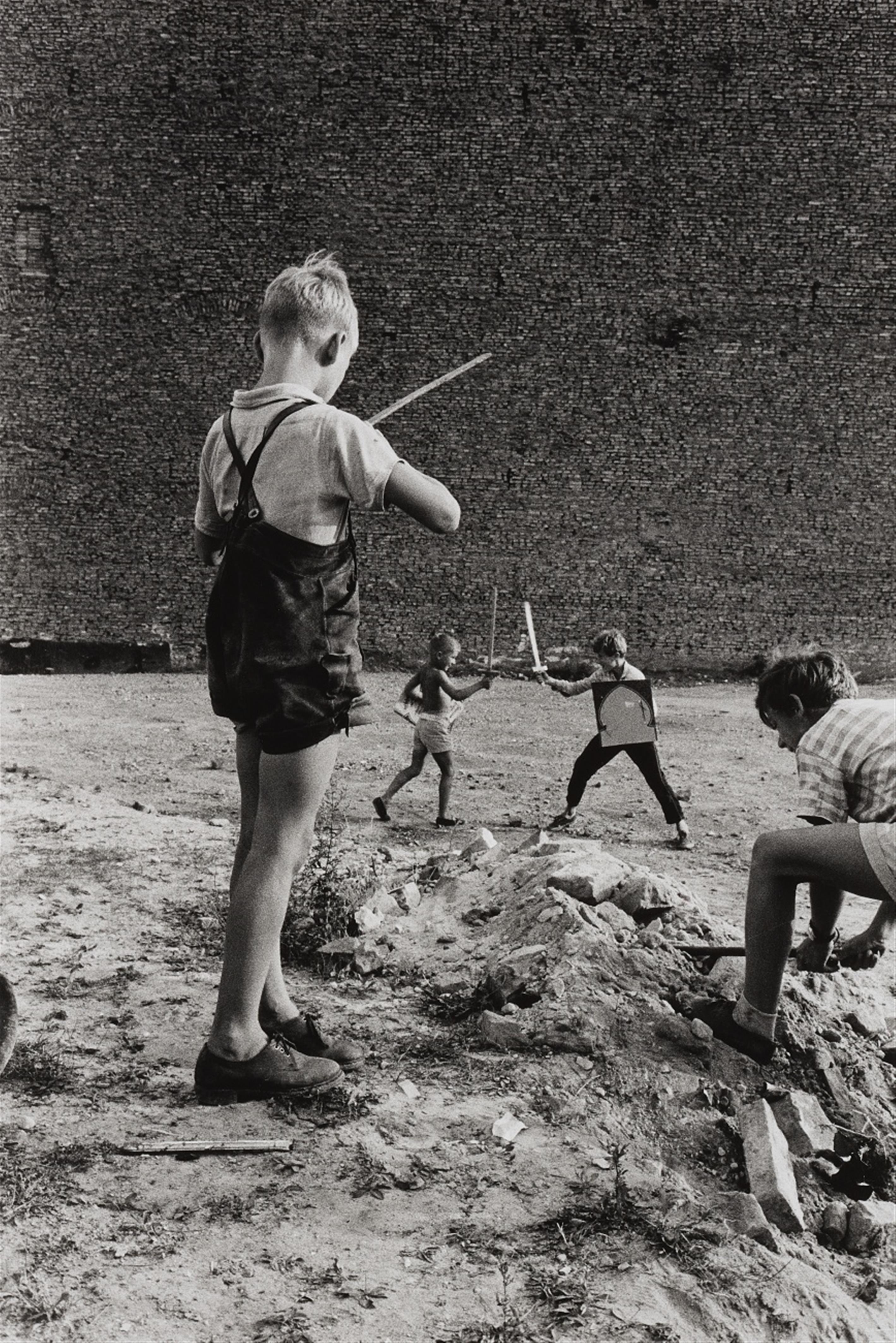 Will McBride - Kriegsspiele auf Ruinengrundstück, Berlin - image-1