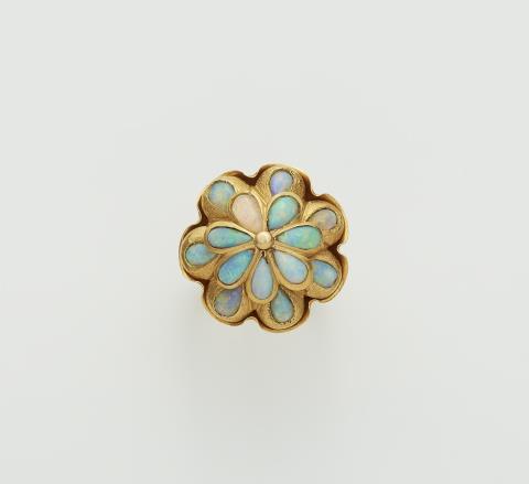 An 18k gold and Australian opal cluster ring - 