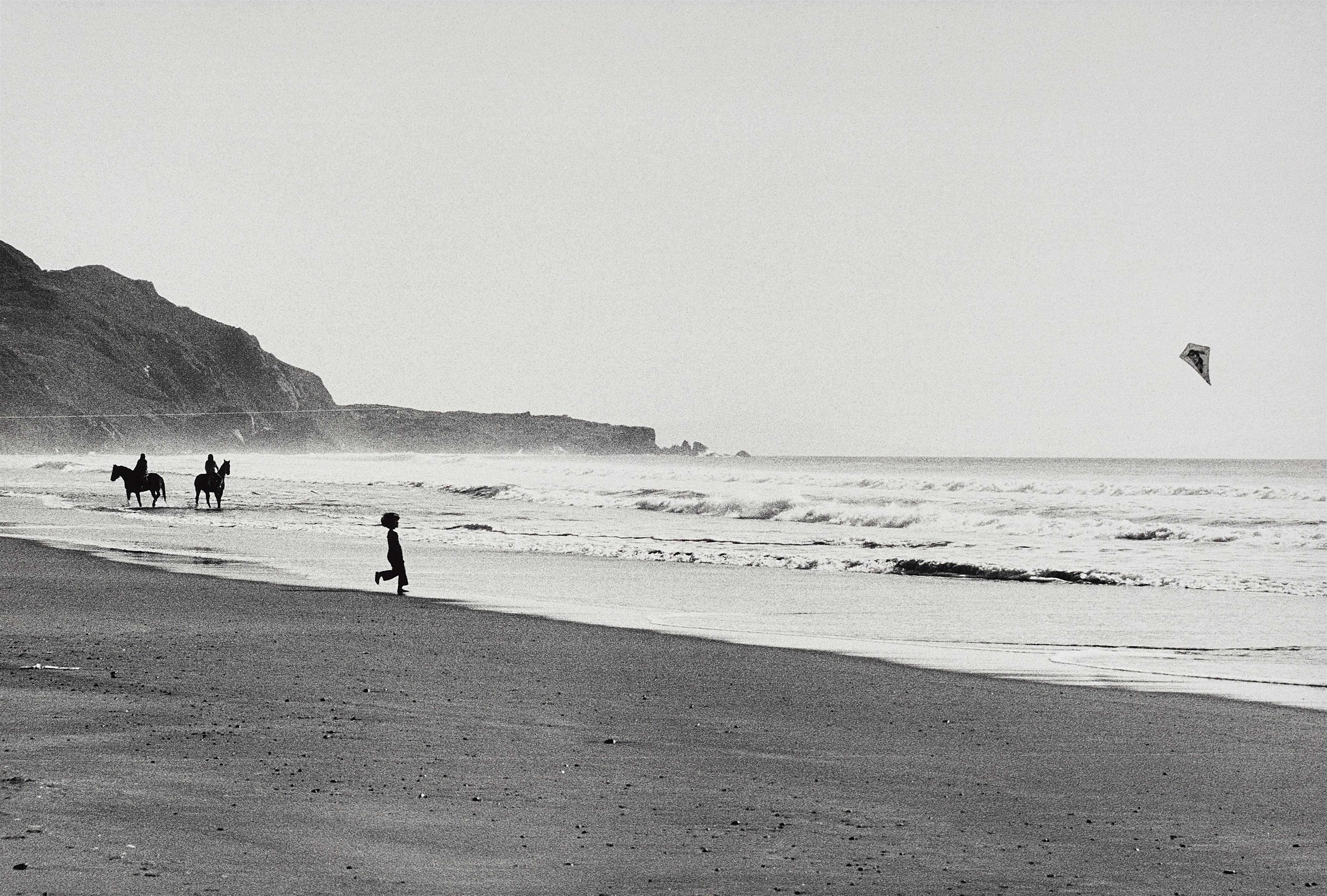Elliott Erwitt - Stinson Beach Boy with Kite - image-1