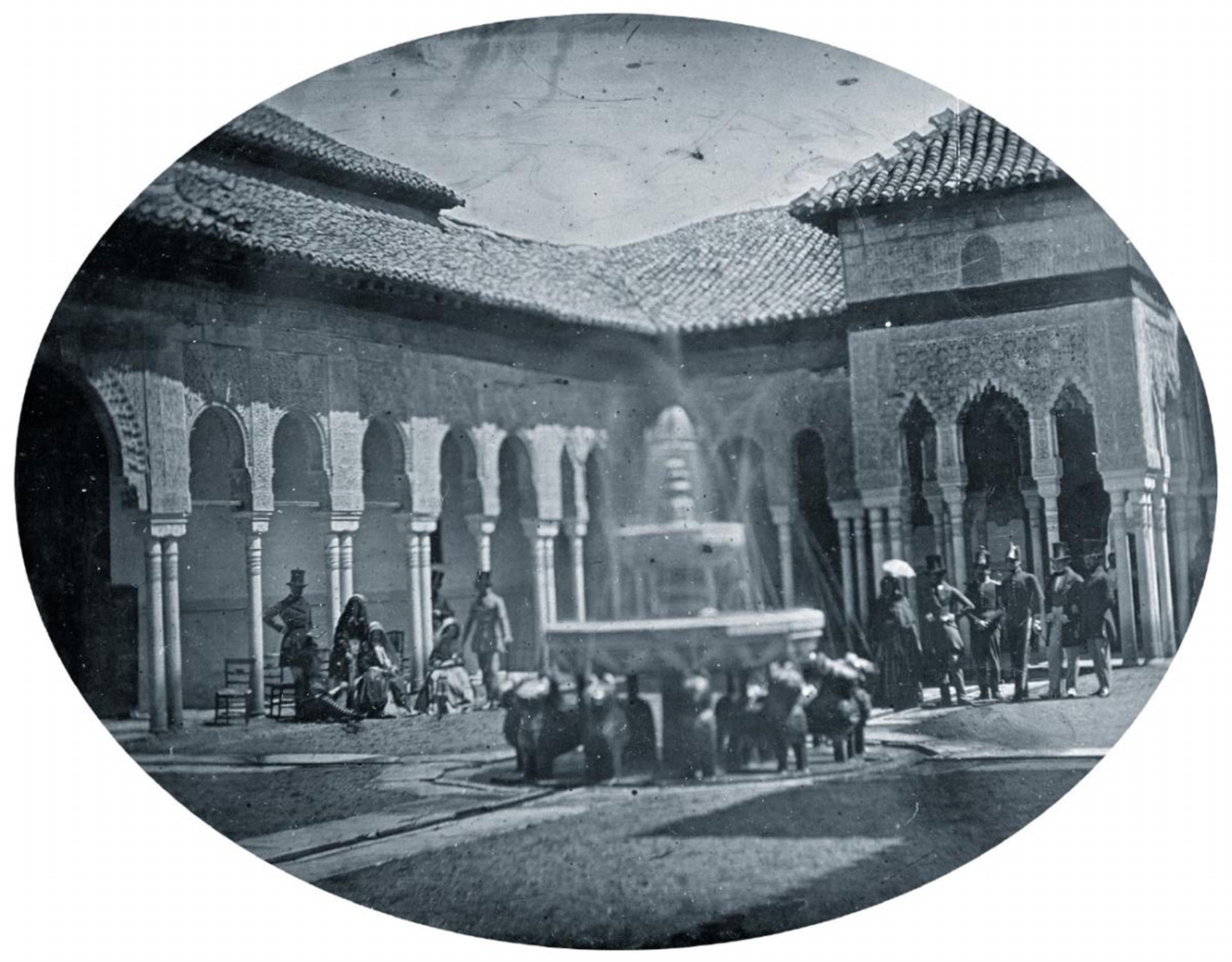 und Anonym - Reisegruppe und Offiziere im Löwenhof der Alhambra