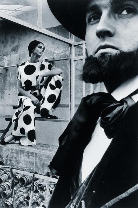 Jeanloup Sieff - Der verrückte Maler und sein Modell. 1964 Harper's Bazaar. 1964 Modeaufnahme.