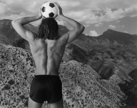 Annie Leibovitz - Soccer Ball Head (Serie Mexico World Cup)