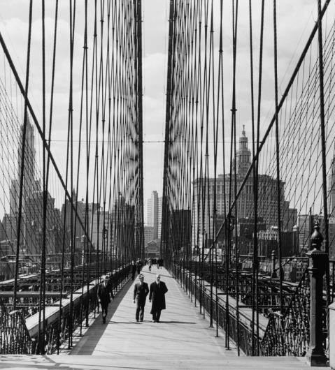 Andreas Feininger - Fußgänger auf der Brooklyn Bridge