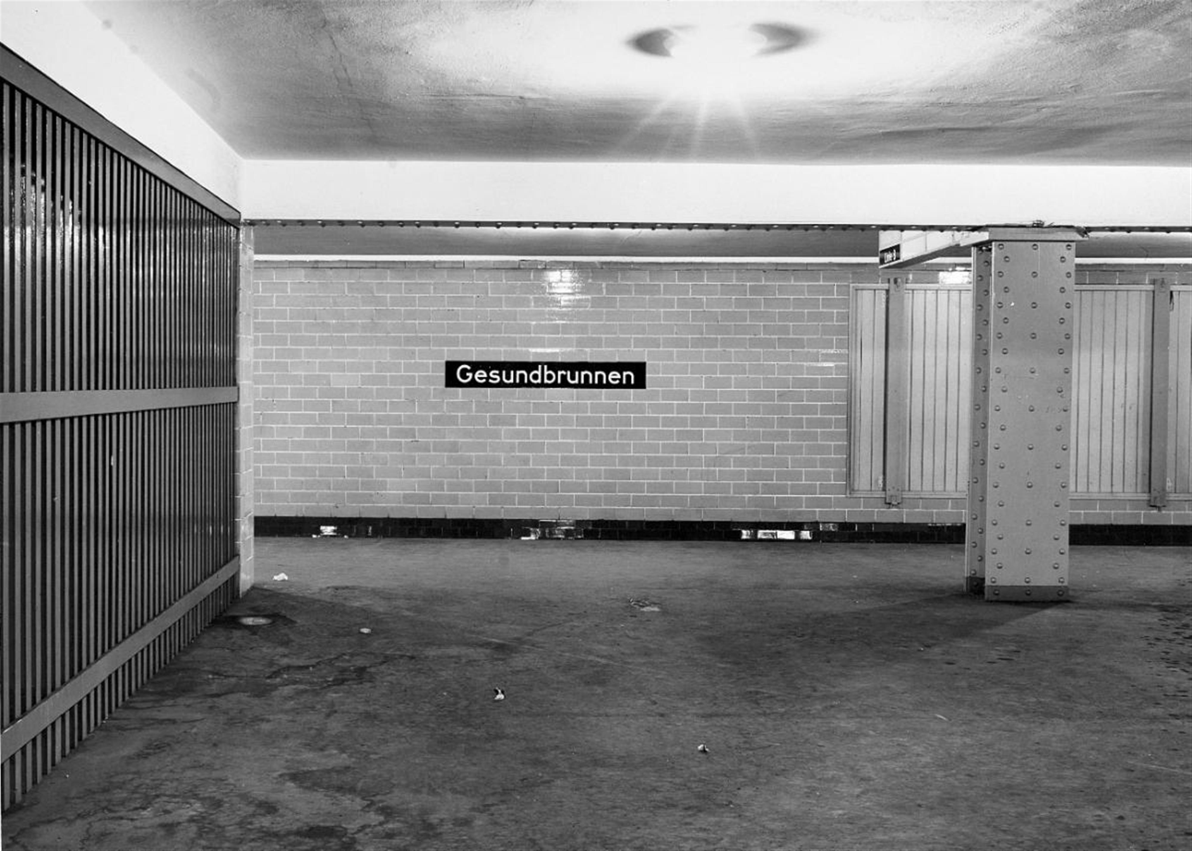 Axel Hütte - LONDON 1982-84. BERLIN 1980-87 - image-2