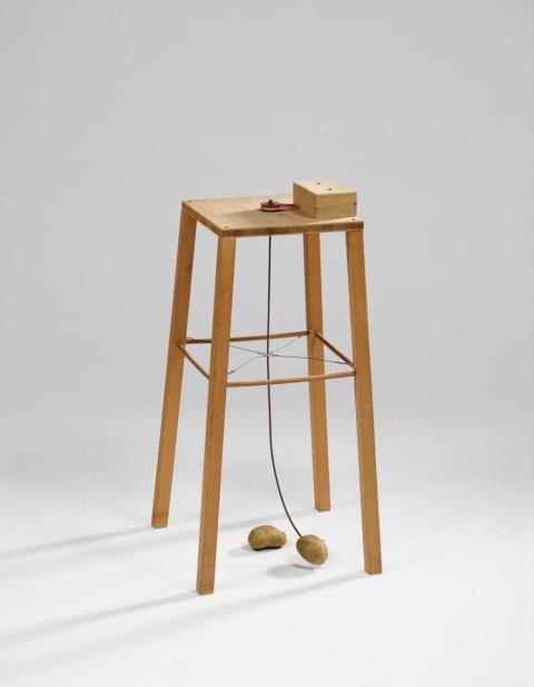 Sigmar Polke - Apparat, mit dem eine Kartoffel eine andere umkreisen kann (Apparatus with which one potato may orbit another)