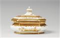 A Meissen sugar box and cover decorated in gold with chinoiseries and scrollwork borders - image-2