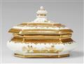 A Meissen sugar box and cover decorated in gold with chinoiseries and scrollwork borders - image-1